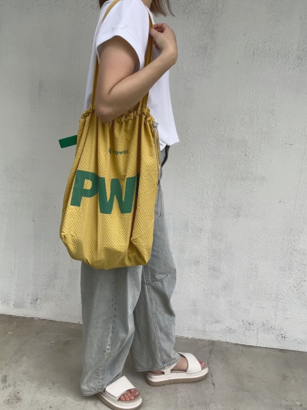 「白Tシャツ、デニム、GU、トートバッグ、シンプルコーデ、UGG、サンダル」｜「210nouveのアイテム（トートバッグ、イエロー系）」を使った、HARUさん（レディース・162cm）の春コーディネートの1枚目の写真