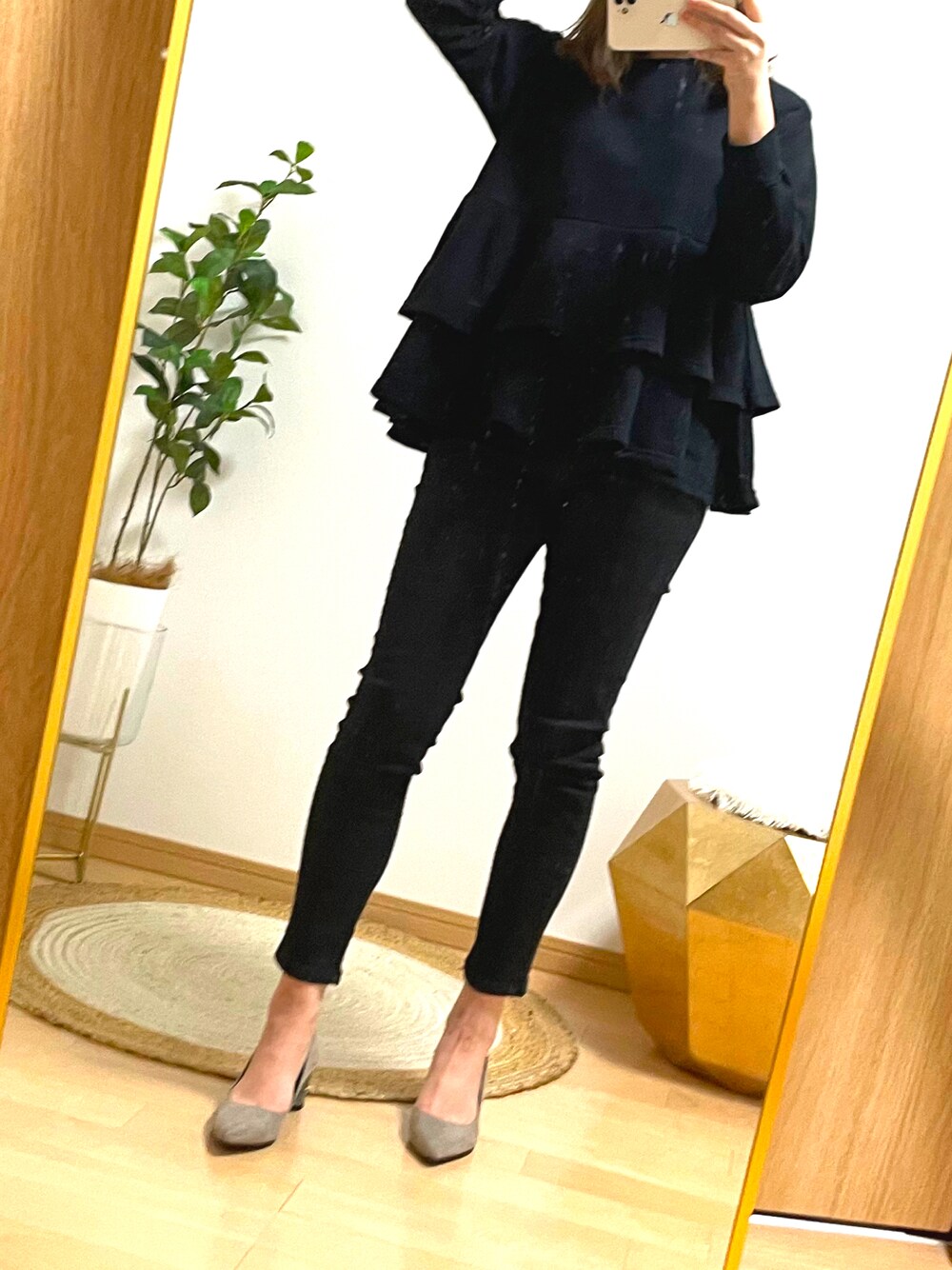 「休日コーデ、大人カジュアル、春服、お洒落さんとつながりたい、シンプルコーデ、パンツスタイル、オールブラック、モノトーンコーデ、ママコーデ、春コーデ」｜「しまむらのアイテム（Tシャツ/カットソー、ブラック系）」を使った、HARUさん（レディース・162cm）の春コーディネートの1枚目の写真