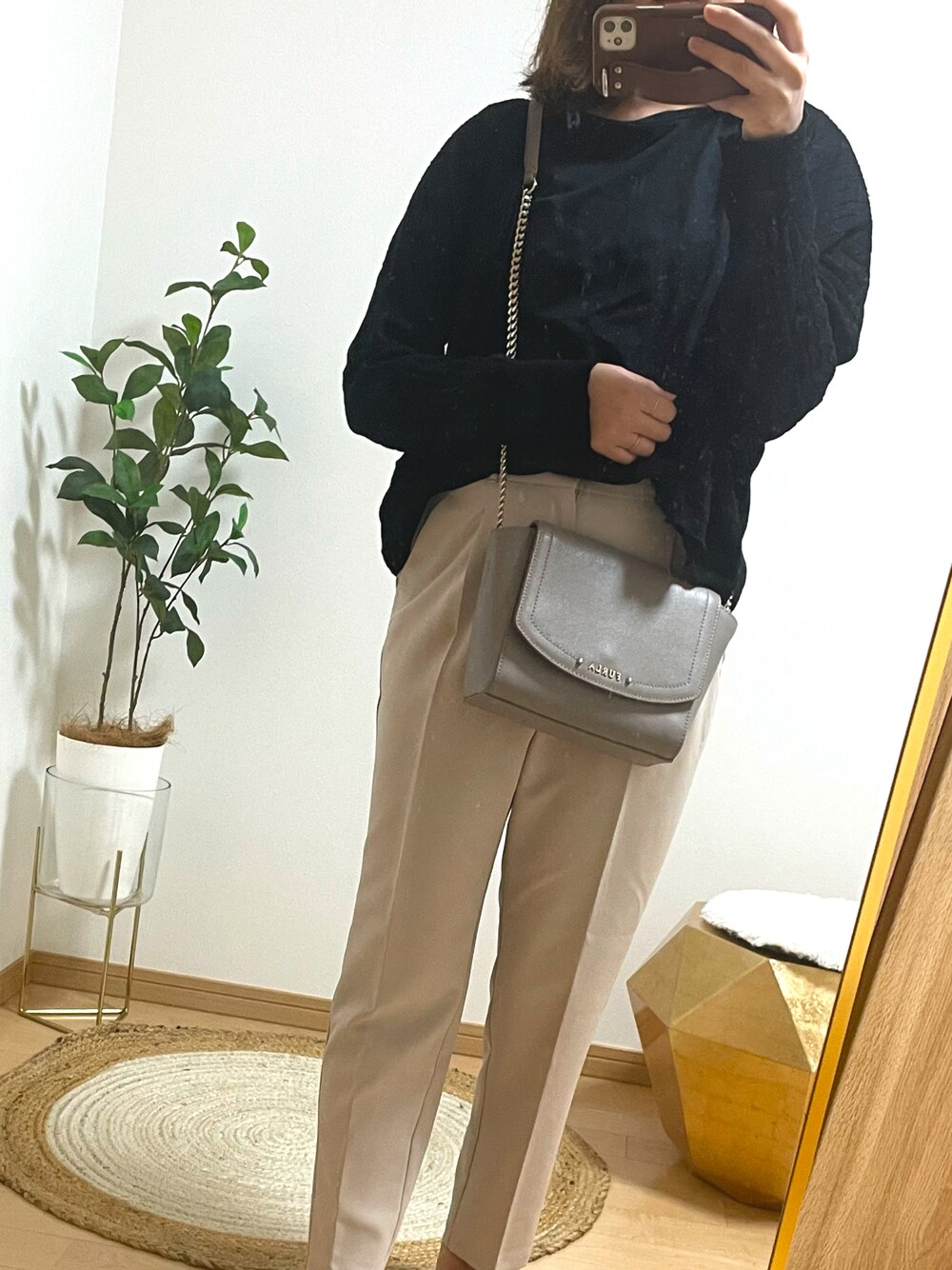 「授業参観、オトナ女子、パンツスタイル、今日のコーデ、モノトーン、オフィスカジュアル、きっちり、大人カジュアル、大人コーデ、GU、furla」｜「GUのアイテム（パンツ、ベージュ系）」を使った、HARUさん（レディース・162cm）の春コーディネートの1枚目の写真