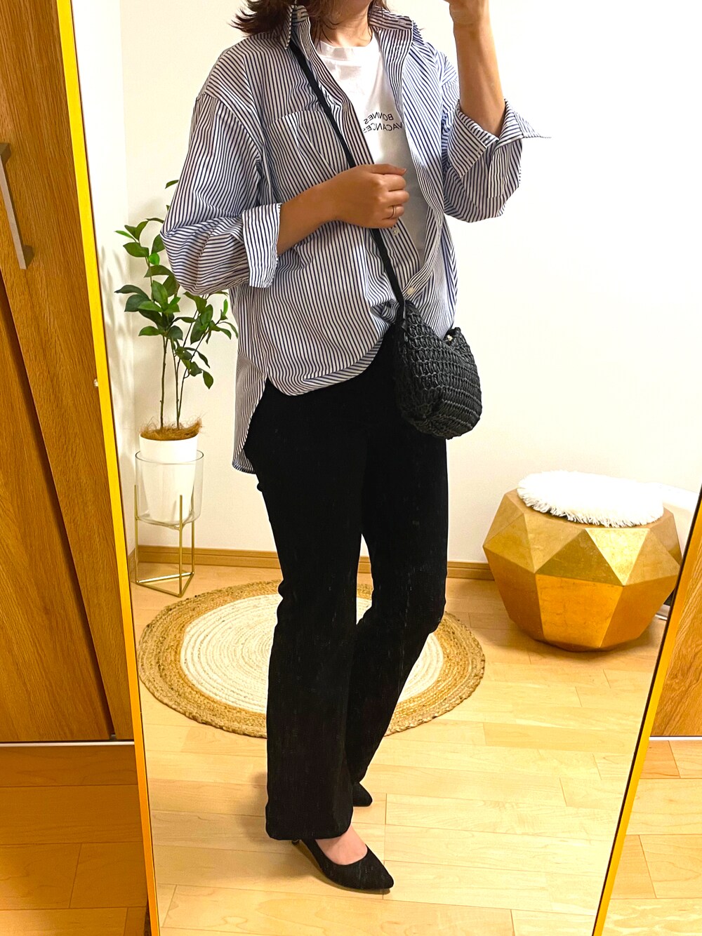 「休日コーデ、休日スタイル、きれいめカジュアル、ストライプシャツ、GU、ロゴT、パンプス、おしゃれさんと繋がりたい、かごバッグ、パンツスタイル」｜「GUのアイテム（シャツ/ブラウス、ブルー系）」を使った、HARUさん（レディース・162cm）の春コーディネートの1枚目の写真