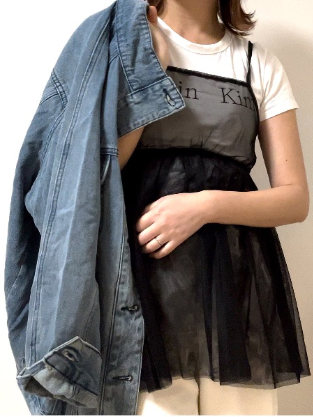 「春のおしゃ見えテクニック、春ファッション、春夏コーデ、デニムジャケット、デニム、ユニクロコーデ、シアー、レイヤードスタイル、韓国ファッション、Tシャツ、白パンツ」｜「DAYCLOSEDのアイテム（デニムジャケット、ブルー系）」を使った、HARUさん（レディース・162cm）の春コーディネートの1枚目の写真