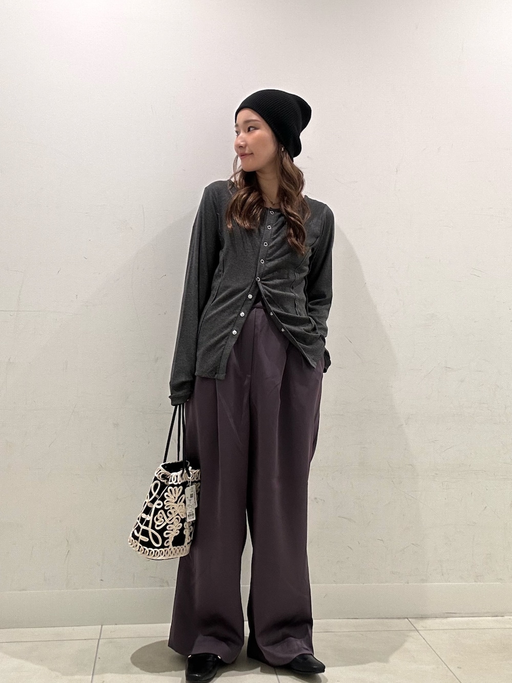 グレー系のカーディガン/ボレロ、ブラック系のハンドバッグ、パープル系のその他パンツを着用したレディースの秋コーディネートの1枚目の写真