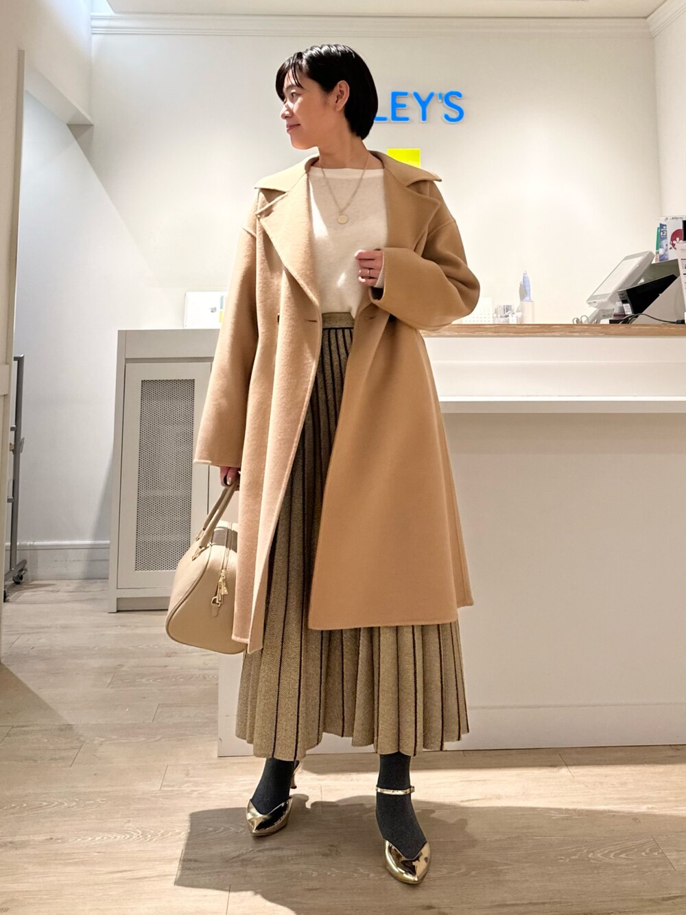 「リバーコート、コートスタイル、ニットコーデ、スカート、ニットスカート、リバーシブル、ラメ、冬コーデ、お出かけコーデ、オトナ女子、クリスマスコーデ、大人可愛い、デートコーデ」｜「NOLLEY’Sのウールカシミヤムジストール（ストール/ショール、ホワイト系）」を使った、minaさん（レディース・157cm）の秋コーディネートの1枚目の写真