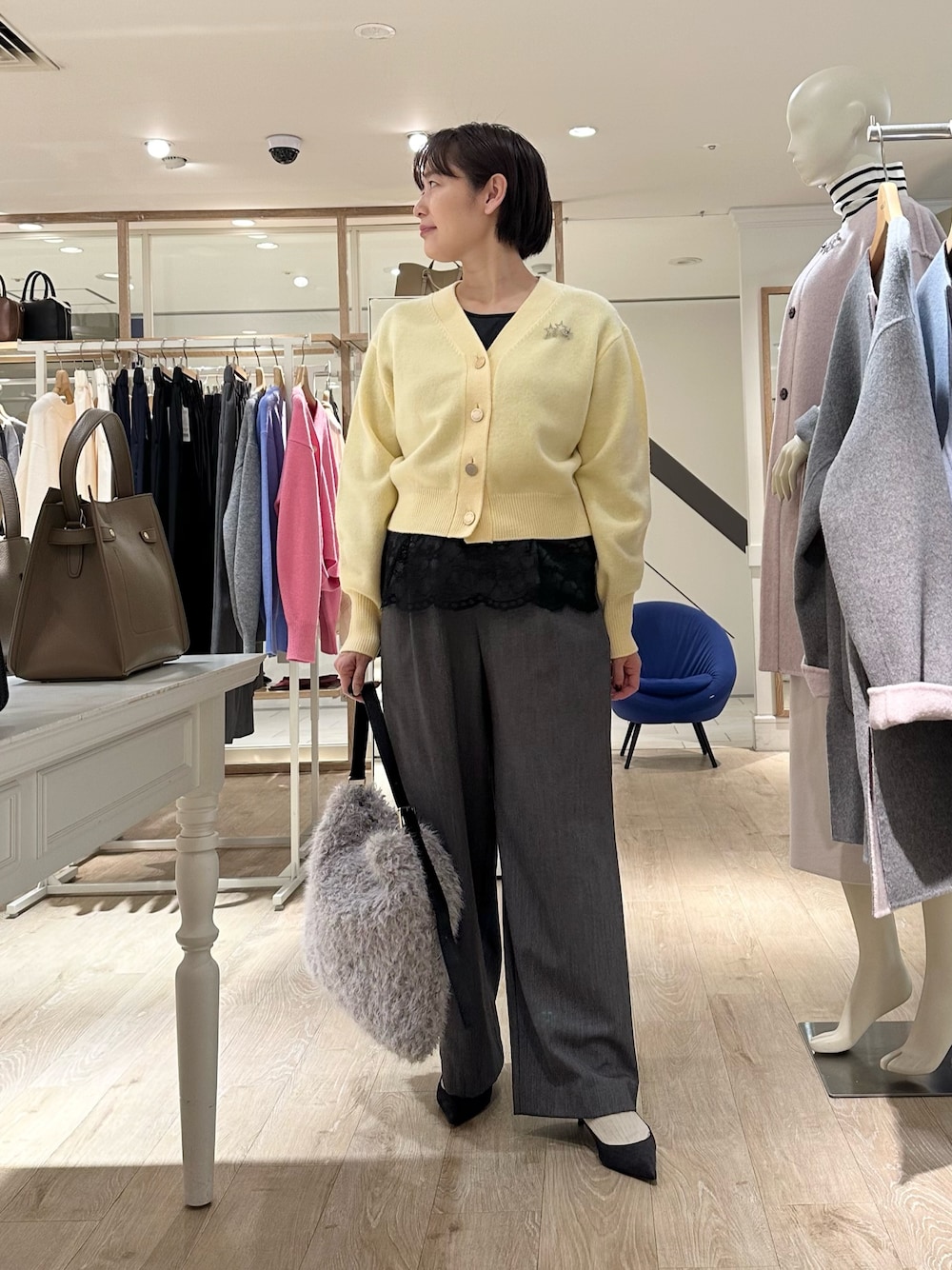 グレー系のその他パンツ、ベージュ系のショルダーバッグ、ブラック系のシャツ/ブラウスを着用したレディースの秋コーディネートの1枚目の写真