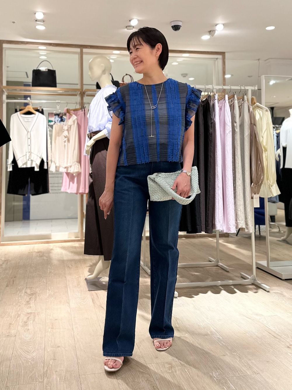 「シアー、シアートップス、シア―ブラウス、デニム、デニムパンツ、デニムコーデ、ジャガード、大人カジュアル、大人コーデ、大人女子、大人かわいい、チェック、春ファッション、大人カジュアルコーデ、オトナカワイイ」｜「Rie Millerの【RM denim】センタープレスハイウエストデニム（デニムパンツ、ブルー系）」を使った、minaさん（骨格ストレート・レディース・157cm）の春コーディネートの1枚目の写真