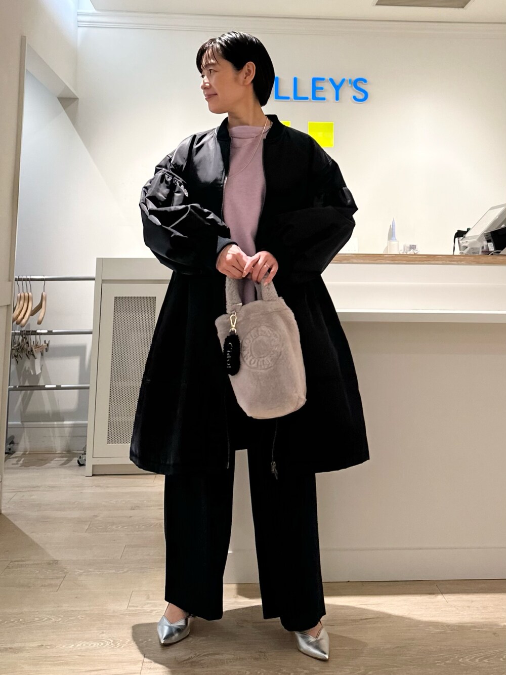 「ブルゾン、ニット、パンツスタイル、パンツコーデ、パンツ、あったかコーデ、きれいめカジュアル、オトナカジュアル、ゆるコーデ、大人女子」｜「NOLLEY’Sの2wayチェーンチョーカー（ネックレス、ゴールド系）」を使った、minaさん（レディース・157cm）の秋コーディネートの1枚目の写真