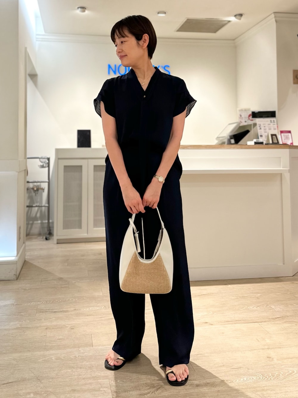 「セットアップ、セットアップスタイル、サンダル、夏コーデ、ボウタイブラウス、パンツスタイル、パンツコーデ、細見えコーデ、ネイビーコーデ」｜「NICOLAS LAINASの【NICOLAS LAINAS/ニコラス ライナス】ゴールドフィンガーフックサンダル（サンダル、ブラック系）」を使った、minaさん（レディース・157cm）の夏コーディネートの1枚目の写真
