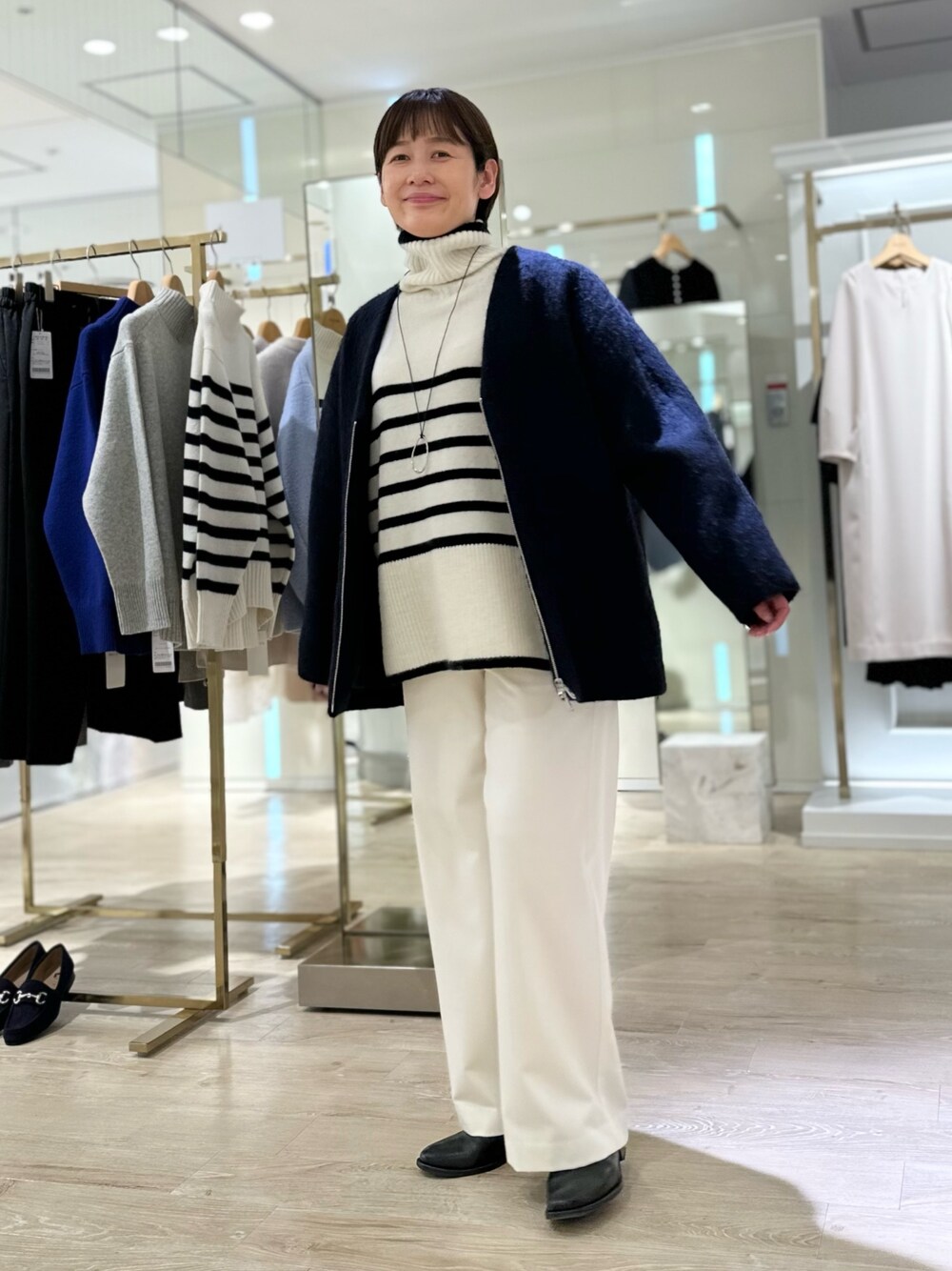 「シャギー、ボーダー、ニット、タートルネック、パンツスタイル、パンツコーデ、白パンツ、冬コーデ、大人女子、ゆったりコーデ、タートルネックニット、ジップブルゾン、アウター」｜「NOLLEY’Sのウールカシミヤタートルネックプルオーバーニット（ニット/セーター、ホワイト系）」を使った、minaさん（レディース・157cm）の秋コーディネートの1枚目の写真