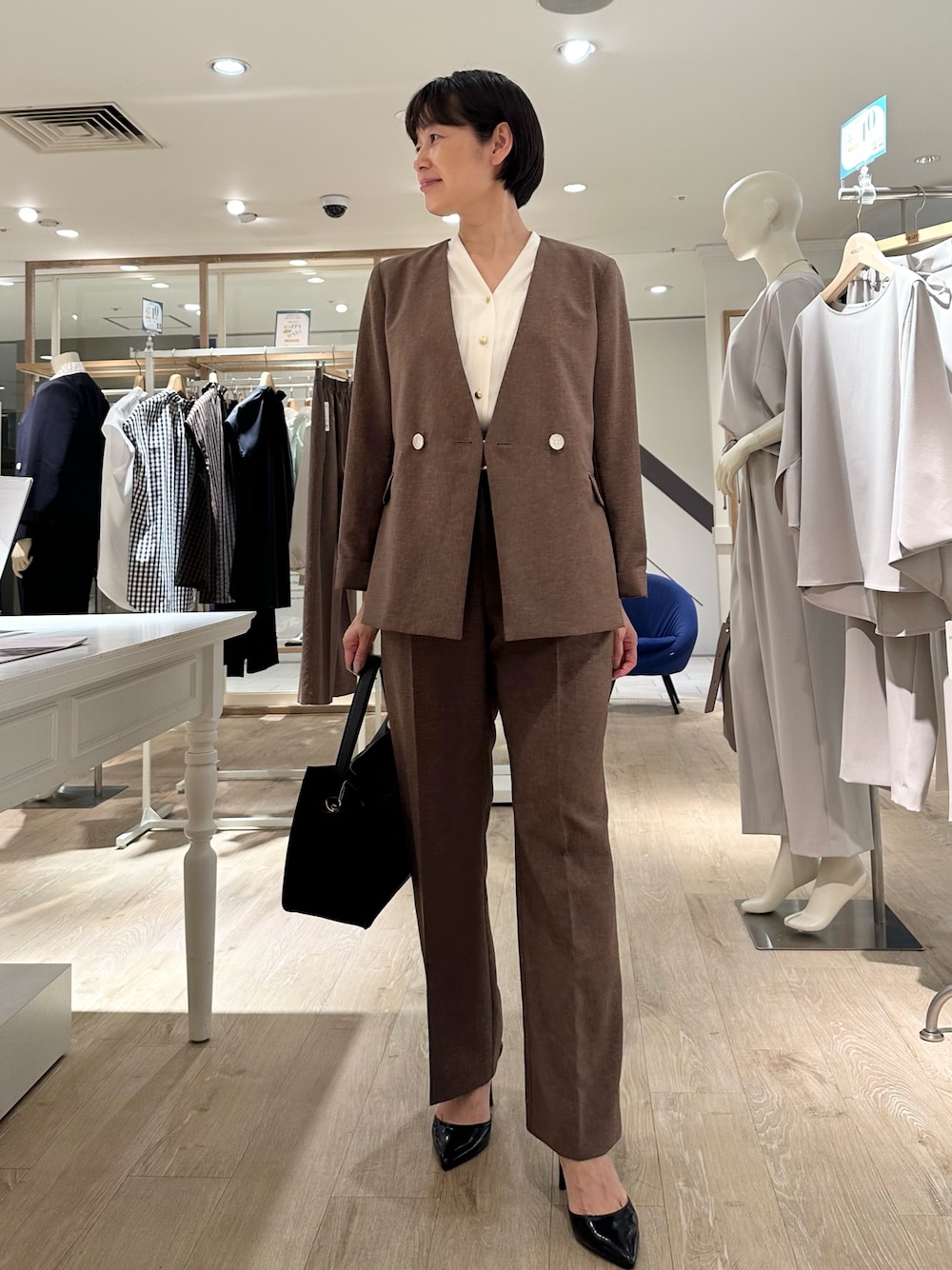 「ジャケット、ジャケットスタイル、ジャケットコーデ、ブラウス、ブラウスコーデ、パンツ、パンツスタイル、パンツコーデ、セットアップ、セットアップスタイル、セットアップコーデ、通勤、通勤コーデ、通勤スタイル、オフィスコーデ」｜「NOLLEY’Sの《セットアップ対応》ウォッシャブルドライトロピカルセミワイド美脚パンツ（その他パンツ、ブラウン系）」を使った、minaさん（骨格ストレート・レディース・157cm）の夏コーディネートの1枚目の写真
