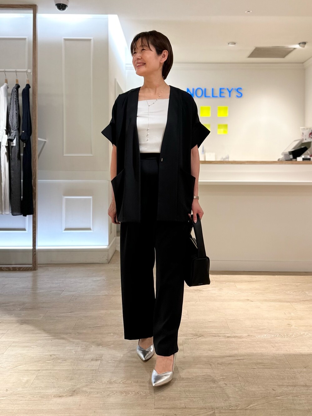 「セットアップ、ジャケット、パンツスタイル、パンツコーデ、通勤コーデ、通勤スタイル、ビジネススタイル、オフィススタイル、セットアップスタイル、タンクトップ」｜「NOLLEY’Sのワンハンドルムスビバッグ（ショルダーバッグ、ブラック系）」を使った、minaさん（レディース・157cm）の夏コーディネートの1枚目の写真