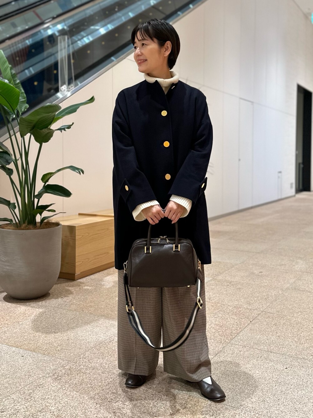 「ノーカラーコート、トラディショナルウェザーウエア、Traditional Weatherwear、ショート丈トップス、ワイドパンツ、ボストンバッグ、休日スタイル、大人女子、大人かわいい、150cm台コーデ、アウターコーデ」｜「NOLLEY’Sのボストンバッグ（ショルダーバッグ、ブラウン系）」を使った、minaさん（レディース・157cm）の秋コーディネートの1枚目の写真