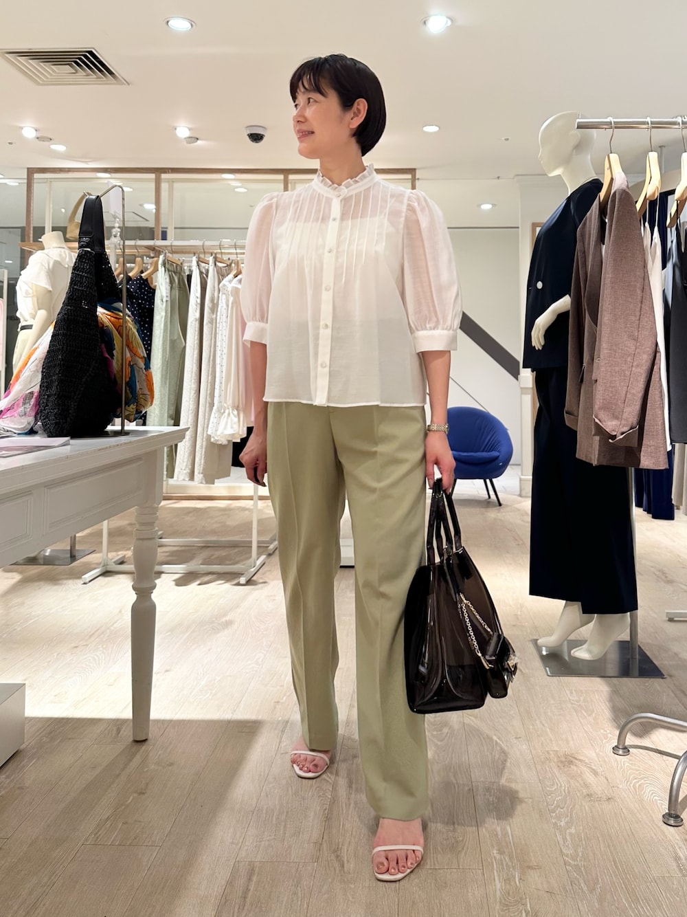 「フリル、フリルトップス、フリルブラウス、ブラウス、ブラウスコーデ、ブラウス×パンツ、パンツ、パンツスタイル、パンツコーデ、通勤、通勤コーデ、通勤スタイル、夏コーデ、大人ファッション、オトナカワイイ」｜「NOLLEY’SのPVCトート＆ミニバッグチャーム（トートバッグ、ブラック系）」を使った、minaさん（骨格ストレート・レディース・157cm）の夏コーディネートの1枚目の写真