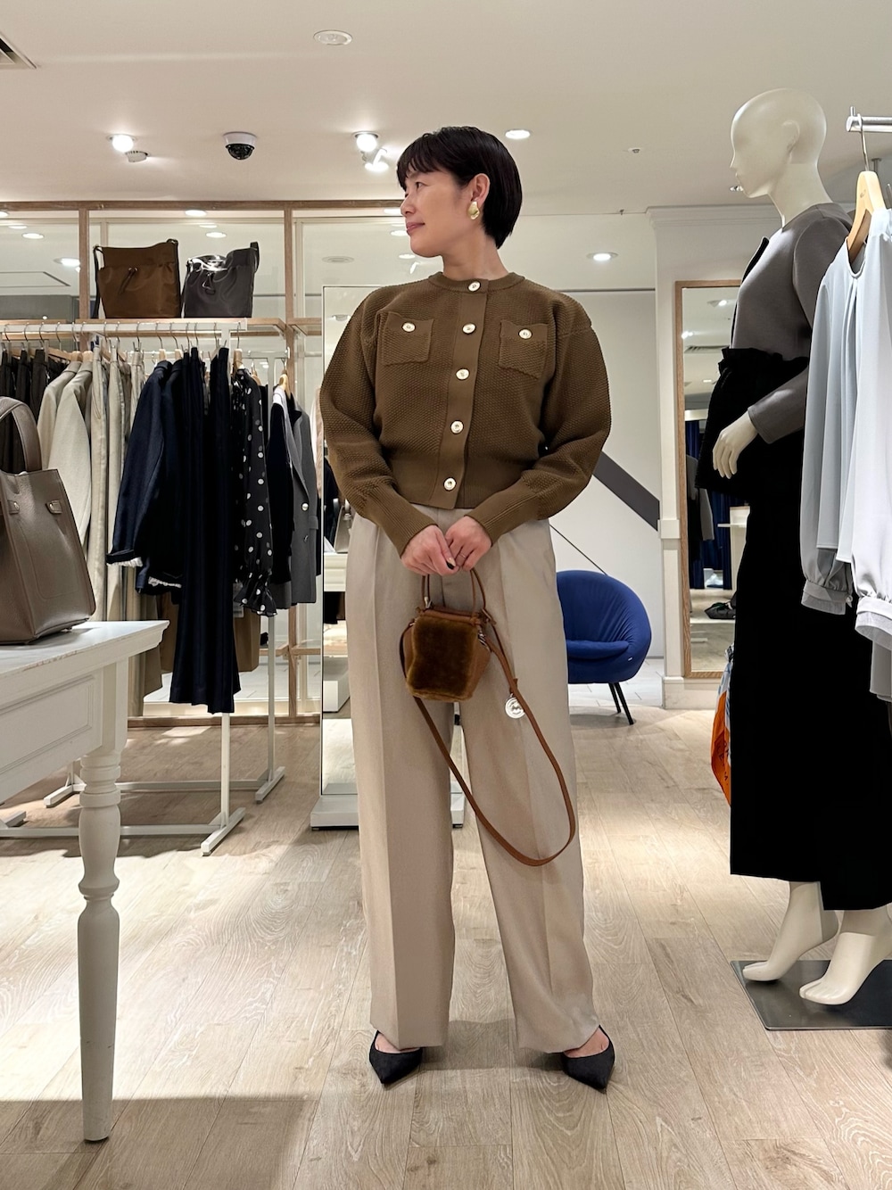 ベージュ系のその他パンツ、イエロー系のショルダーバッグ、イエロー系のカーディガン/ボレロを着用したレディースの秋コーディネートの1枚目の写真