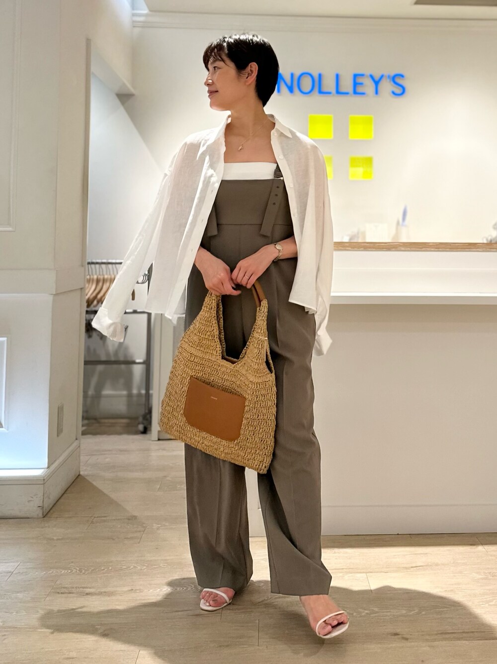 「オールインワン、リネンシャツ、シャツスタイル、休日スタイル、夏コーデ、お出かけコーデ、大人女子」｜「NOLLEY’Sのウォッシャブルビスチェパーツ付きオールインワン（つなぎ/オールインワン、グリーン系）」を使った、minaさん（レディース・157cm）の夏コーディネートの1枚目の写真
