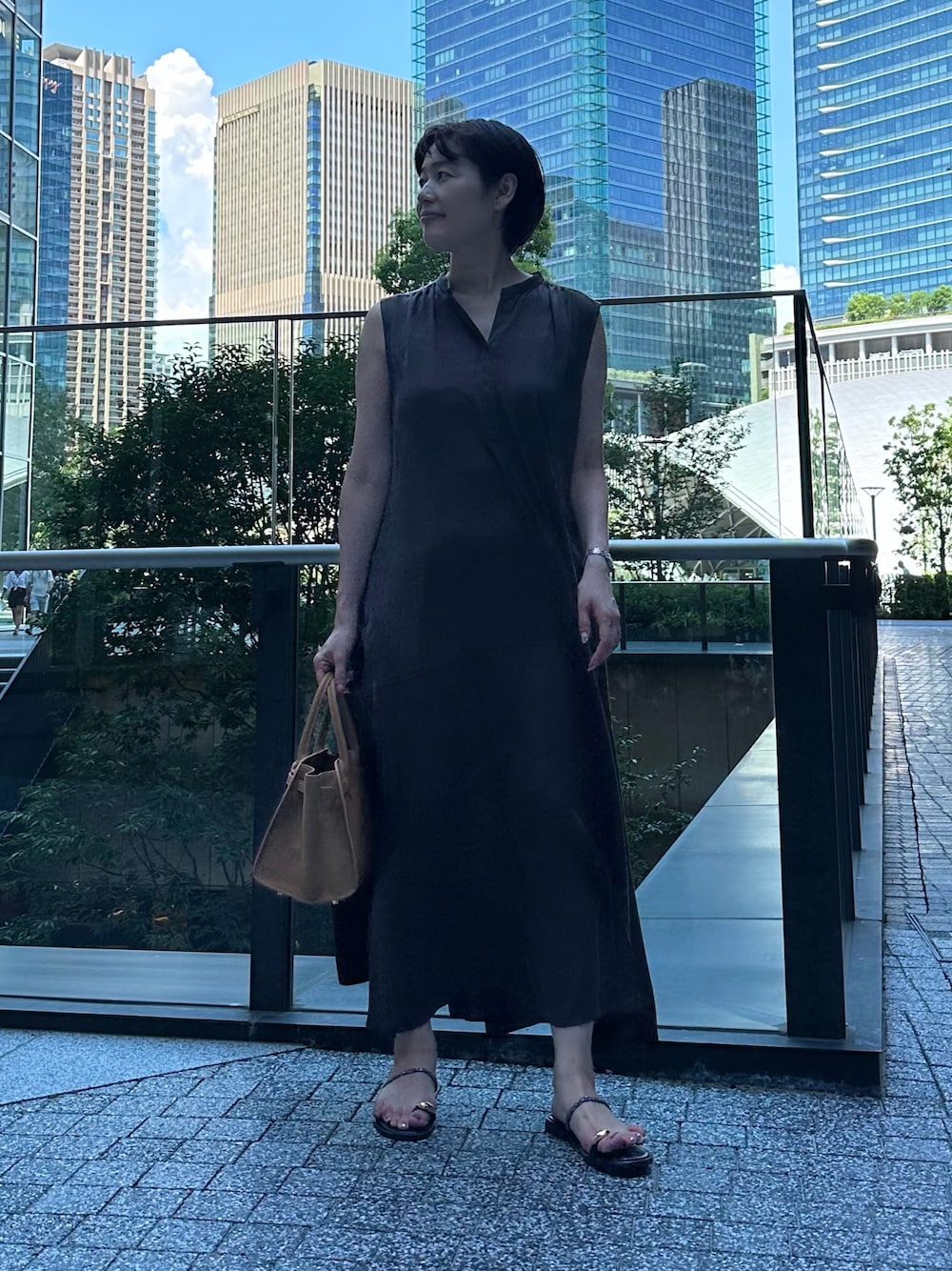 「ワンピース、ワンピーススタイル、ワンピースコーデ、夏コーデ、夏ファッション、大人コーデ、大人女子、大人かわいい、オトナ女子、オトナカワイイ、おとなコーデ、ノースリーブ、サテンワンピース」｜「NOLLEY’Sのウォッシャブルフィブリルサテンノースリシャツワンピース（ワンピース、ブラウン系）」を使った、minaさん（骨格ストレート・レディース・157cm）の夏コーディネートの1枚目の写真