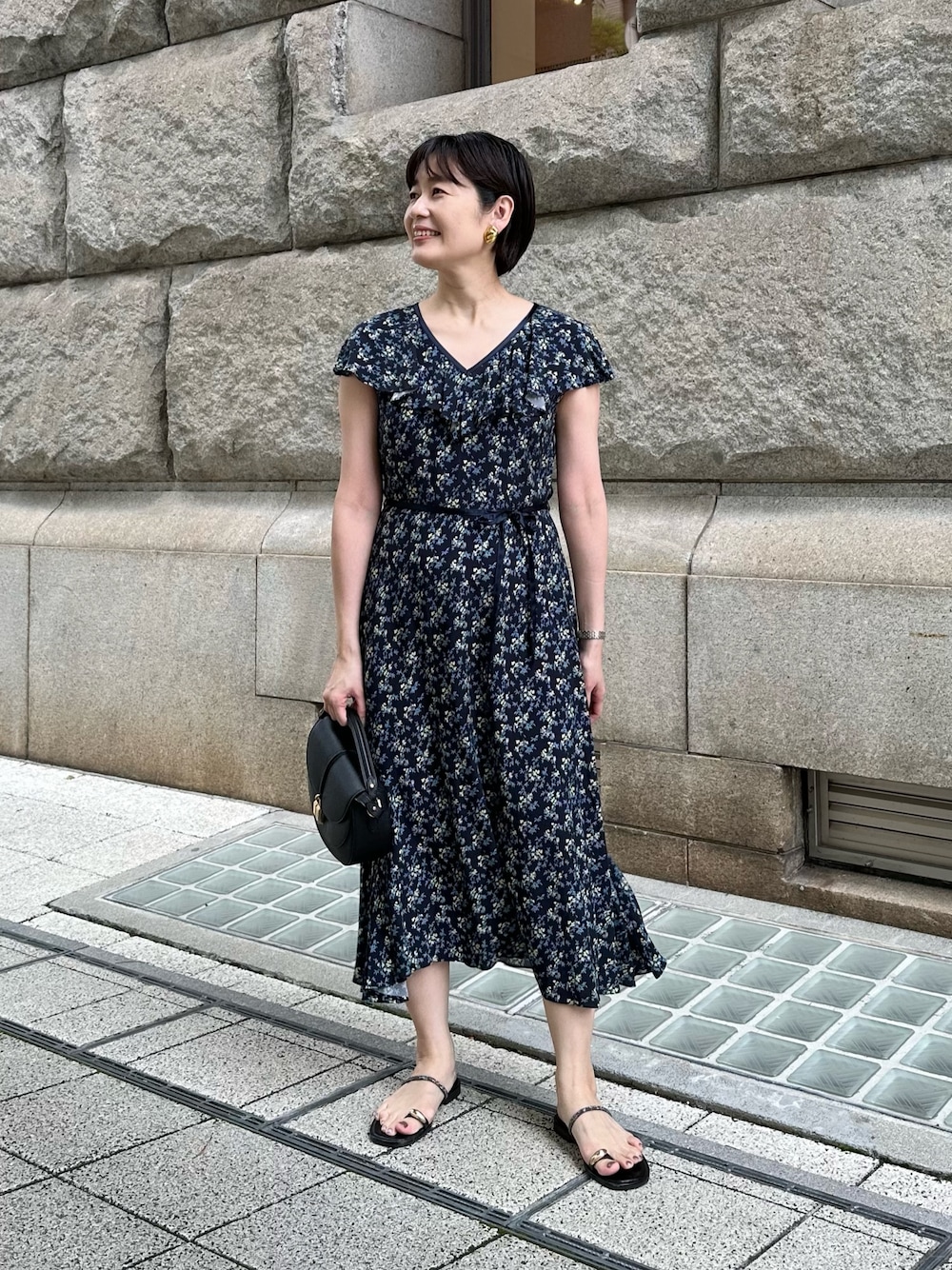 「ワンピース、ワンピーススタイル、花柄、花柄ワンピース、フラワープリント、フラワー柄、夏ファッション、お出かけコーデ、大人可愛い、デートコーデ、デート/ロマンティック、デートスタイル（WOMEN）、オトナ女子、オトナカワイイ、オトナガーリー」｜「NOLLEY’Sのウォッシャブルヴィーガンフラワープリントワンピース（ワンピース、ブルー系）」を使った、minaさん（骨格ストレート・レディース・157cm）の夏コーディネートの1枚目の写真