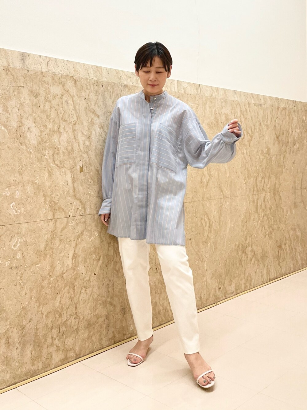 「シアートップス、シアーシャツ、シャツスタイル、白パンツ、白パンツコーデ、パンツスタイル、ストライプシャツ、機能性素材、ウォッシャブル、楽チンコーデ」｜「NOLLEY’Sのシアーストライプオーバーシャツ（シャツ/ブラウス、ブルー系）」を使った、minaさん（レディース・157cm）の春コーディネートの1枚目の写真