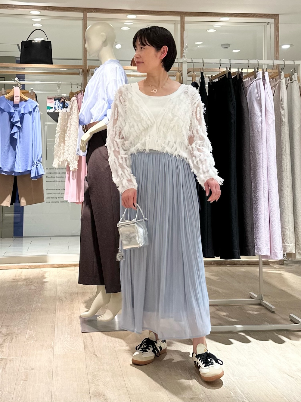 「カーディガン、カーディガンコーデ、スカート、スカートスタイル、スカートコーデ、プリーツスカート、プリーツスカートコーデ、スニーカーコーデ、春色、大人ファッション、オトナ女子、シアー、シアートップス、大人かわいい、大人カワイイ」｜「NOLLEY’Sのシャインサテン楊柳スカート（スカート、ブルー系）」を使った、minaさん（骨格ストレート・レディース・157cm）の春コーディネートの1枚目の写真