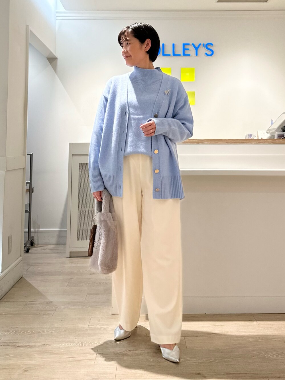 「アンサンブルニット、カーディガン、ハイネックニット、パンツスタイル、ワイドパンツ、ブルー x ホワイト、冬コーデ、ニット、あったかコーデ、お出かけコーデ、大人女子」｜「NOLLEY’Sのウォッシャブル裏起毛イージーワイドパンツ（その他パンツ、ホワイト系）」を使った、minaさん（レディース・157cm）の秋コーディネートの1枚目の写真