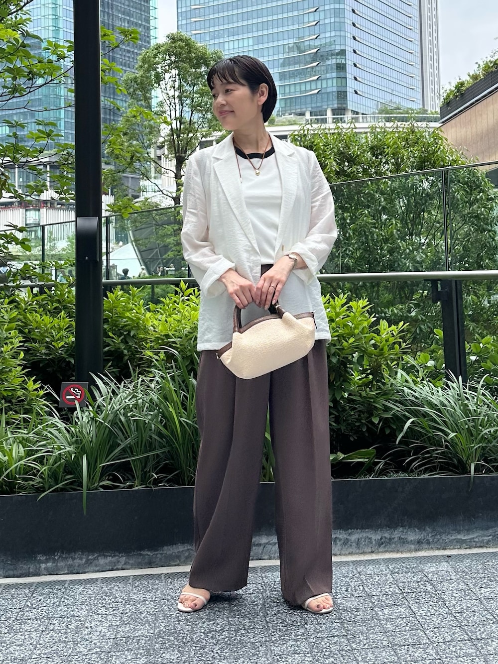 「ジャケット、ジャケットスタイル、ジャケットコーデ、シアージャケット、シアージャケットコーデ、パンツ、パンツスタイル、パンツコーデ、ワイドパンツ、ワイドパンツコーデ、お出かけコーデ、オトナ女子、夏服、ブラウンパンツ、ノースリーブニット」｜「NOLLEY’Sの【LORISTELLA/ロリステッラ】雑材コンビミニバッグmade in italy（バックパック/リュック、ブラウン系）」を使った、minaさん（骨格ストレート・レディース・157cm）の春コーディネートの1枚目の写真
