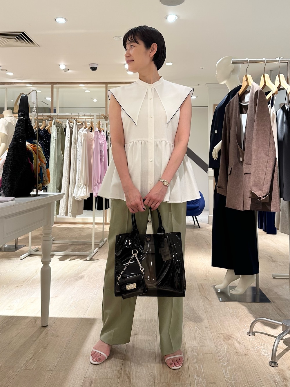 「ブラウス、ブラウスコーデ、ブラウス×パンツ、パンツ、パンツスタイル、パンツコーデ、大人女子、大人かわいい、オトナ女子、オトナカワイイ、オトナガーリー、夏コーデ、夏服コーデ、おでかけコーデ、大人ファッション」｜「NOLLEY’Sのビッグカラーノースリーブブラウス（シャツ/ブラウス、ホワイト系）」を使った、minaさん（骨格ストレート・レディース・157cm）の夏コーディネートの1枚目の写真