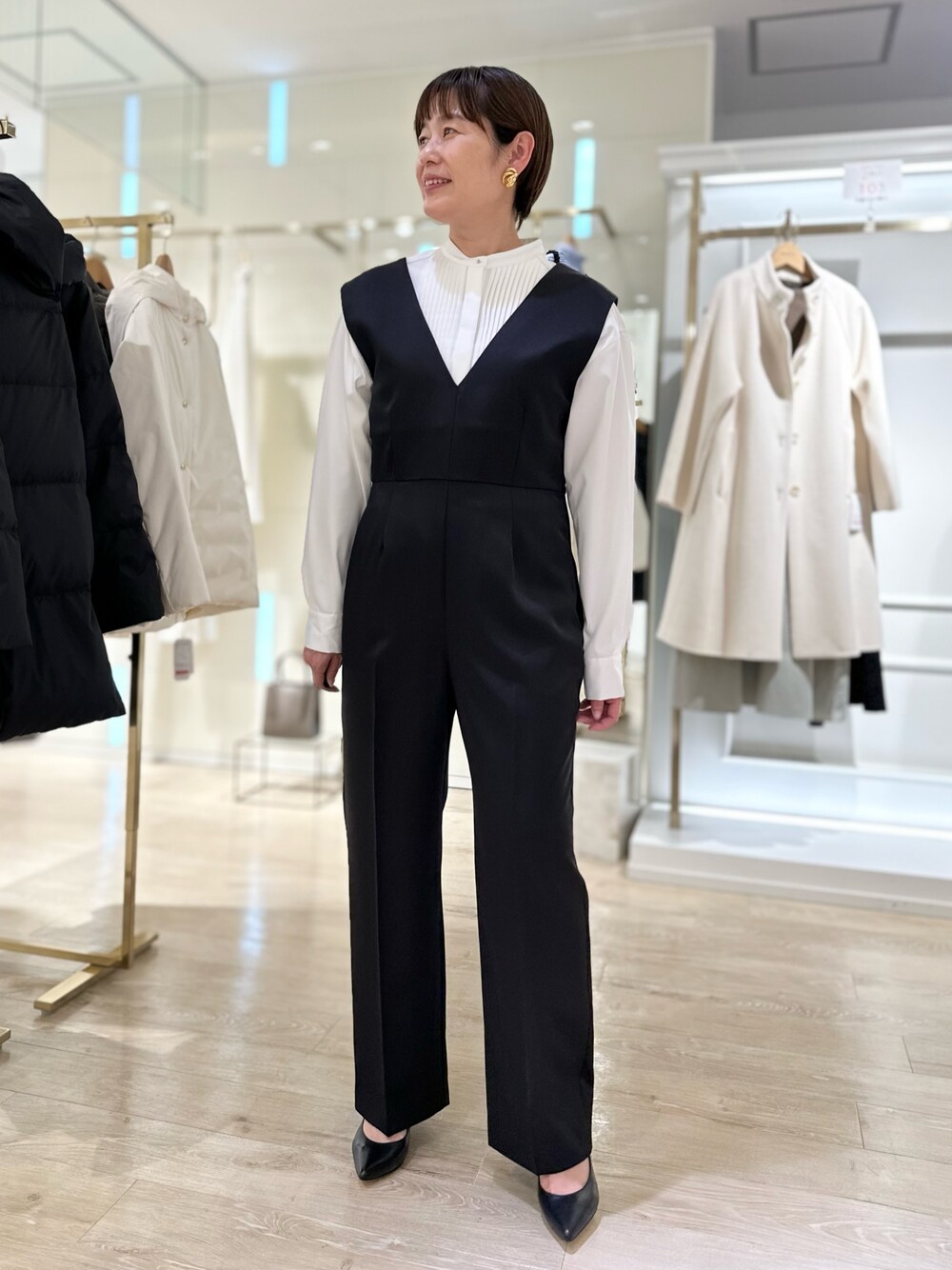 「サロペット、オールインワン、お出かけコーデ、大人かわいい、シャツコーデ、レイヤードスタイル、モノトーン、パンツスタイル、ブラック、大人女子」｜「NOLLEY’Sのウォッシャブルサロペット（つなぎ/オールインワン、ブラック系）」を使った、minaさん（レディース・157cm）の冬コーディネートの1枚目の写真