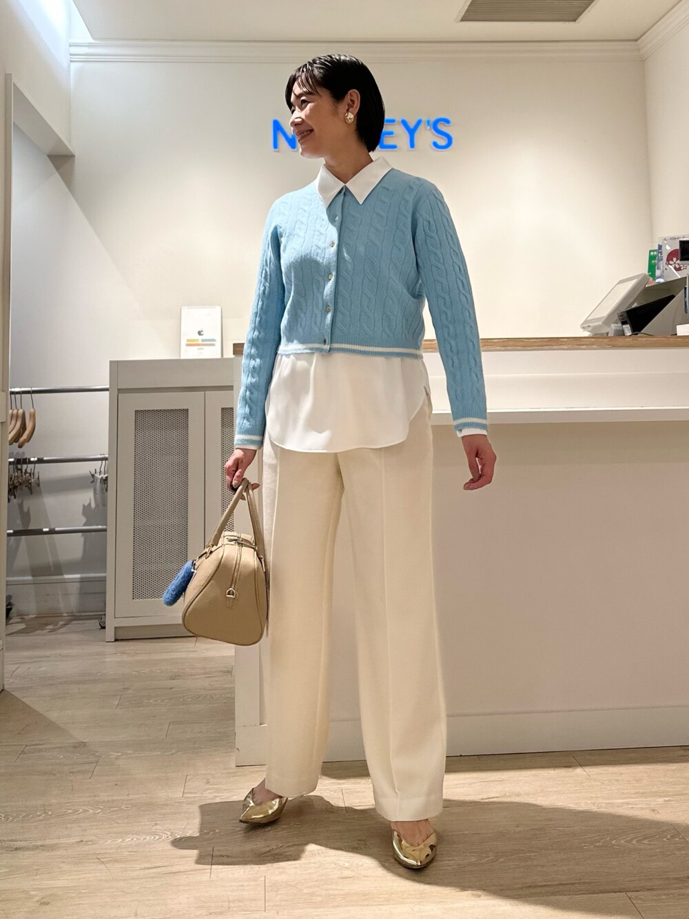 「カーディガン、ケーブルニット、パンツスタイル、パンツコーデ、ボストンバッグ、バッグチャーム、お出かけコーデ、オトナ女子、冬のコーデ、大人可愛い」｜「NOLLEY’SのS140シャルムビーバーリバーコート（その他アウター、ブラウン系）」を使った、minaさん（レディース・157cm）の冬コーディネートの1枚目の写真