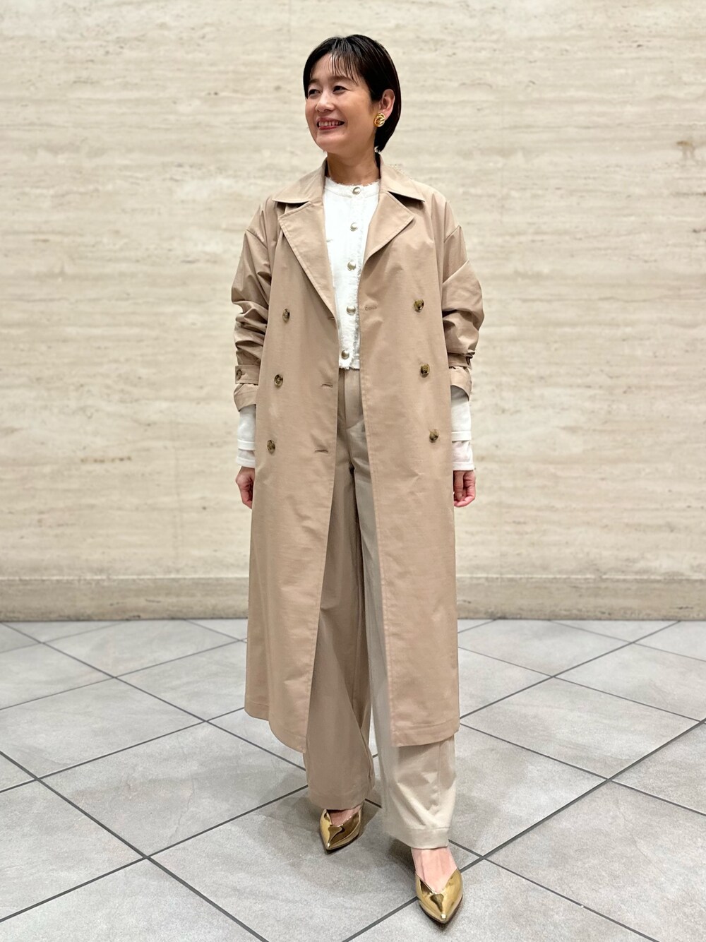 「トレンチコート、トレンチ、ニットジャケット、シアートップス、チノパン、パンツコーデ、ワントーンコーデ、春アウター、春服、オトナ女子」｜「NOLLEY’Sのウォッシャブルチノ風ワイドパンツ（チノパンツ、ベージュ系）」を使った、minaさん（レディース・157cm）の冬コーディネートの1枚目の写真