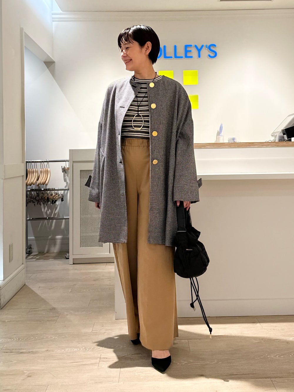 「トラディショナルウェザーウエア、Traditional Weatherwear、ノーカラーコート、コート、ボーダートップス、ワイドパンツ、パンツスタイル、パンツコーデ、秋コーデ、お出かけコーデ、オトナ女子、リラックススタイル」｜「TAIONの【TAION別注】合皮ハンドルダウン巾着バッグ（ショルダーバッグ、ブラック系）」を使った、minaさん（レディース・157cm）の秋コーディネートの1枚目の写真