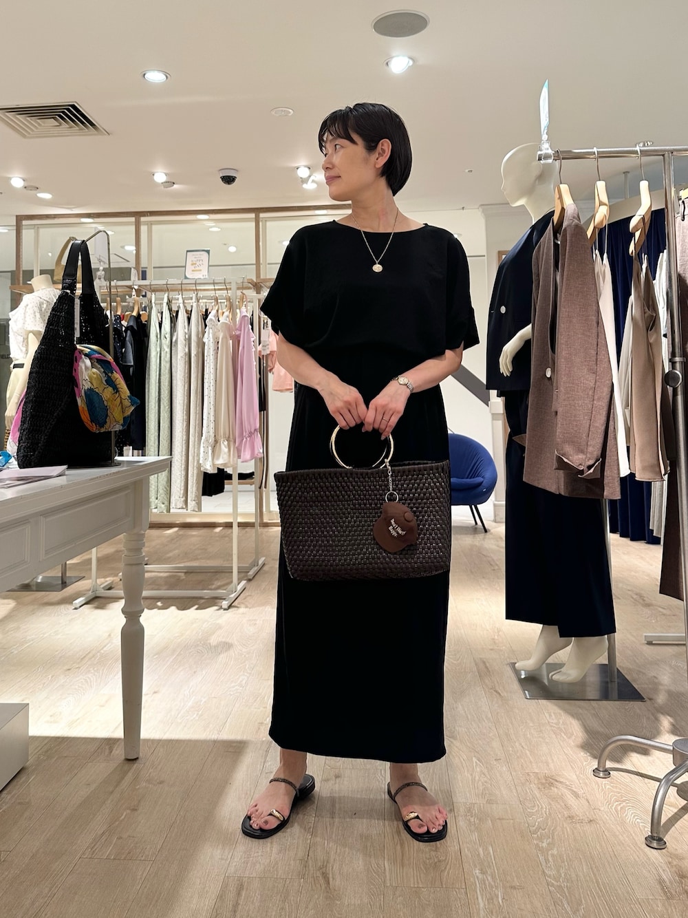 「セットアップ、セットアップスタイル、セットアップコーデ、涼しいコーデ、ブラウス、ブラウスコーデ、ブラウス×スカート、スカート、スカートスタイル、スカートコーデ、リラックス、リラックススタイル、リラックスコーデ、モノトーン、夏服」｜「grace grace の【grace grace/グラスグラス】コインネックレス（ネックレス、ゴールド系）」を使った、minaさん（骨格ストレート・レディース・157cm）の春コーディネートの1枚目の写真