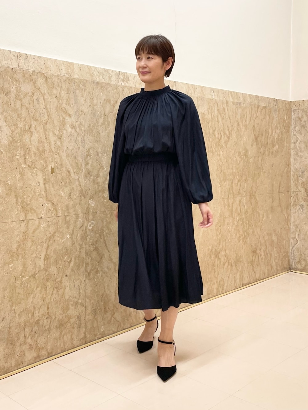 「ワンピース、ネイビー、セレモニー、卒業式、お食事会、オフィススタイル」｜「NOLLEY’Sのエコ割繊スタンドギャザーワンピース（ワンピース、ブルー系）」を使った、minaさん（レディース・157cm）の冬コーディネートの1枚目の写真