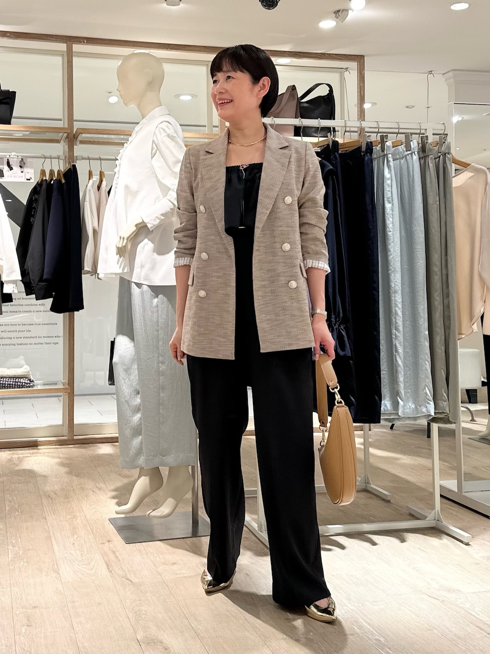 「ジャケット、ジャケットスタイル、ジャケットコーデ、オールインワン、オールインワンコーデ、シアートップス、セレモニーコーデ、セレモニースタイル、総会、ロンT、春コーデ、大人かわいい、きれいめコーデ、春服、今日のコーデ」｜「NOLLEY’Sの【追加】ウォッシャブルラッフルパーツ付きオールインワン（つなぎ/オールインワン、ブラック系）」を使った、minaさん（骨格ストレート・レディース・157cm）の春コーディネートの1枚目の写真