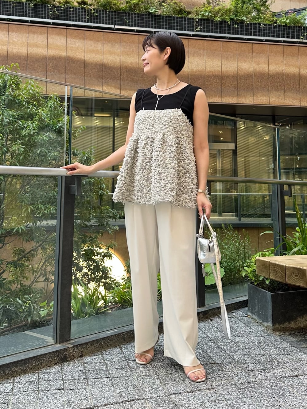 「キャミソール、パンツ、パンツスタイル、パンツコーデ、レイヤードスタイル、夏ファッション、オトナカワイイ、大人コーデ、オトナ女子、大人女子、夏コーデ、フェザー、イージーパンツ、イージーパンツスタイル、ノースリーブ」｜「NOLLEY’S Sophiのフェザーカラミキャミブラウス（シャツ/ブラウス、ホワイト系）」を使った、minaさん（骨格ストレート・レディース・157cm）の夏コーディネートの1枚目の写真