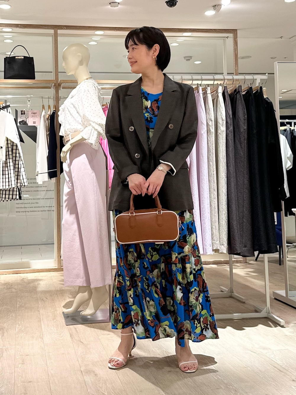 「ワンピース、ワンピーススタイル、ジャケット、ジャケットスタイル、ジャケットコーデ、麻ジャケット、ラミージャケット、ラミー、プリントワンピース、旅行コーデ、リゾートスタイル、オトナカワイイ、ワンピースコーデ、お仕事コーデ、大人かわいい」｜「NOLLEY’Sのウォッシャブルシルキープリントティアードマキシワンピース（ワンピース、ブルー系）」を使った、minaさん（骨格ストレート・レディース・157cm）の春コーディネートの1枚目の写真
