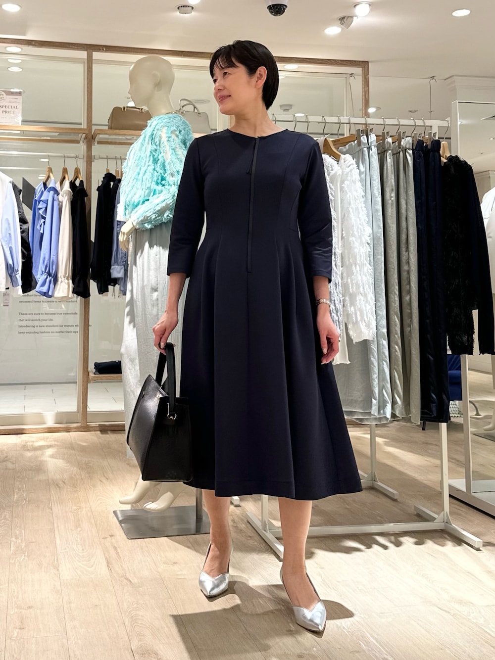 「ワンピース、ワンピーススタイル、通勤、通勤コーデ、通勤スタイル、セレモニー、セレモニーコーデ、セレモニースタイル、七五三、お宮参り、お宮参りコーデ、授乳しやすい、オトナ女子、大人可愛い」｜「NOLLEY’Sの【yosoyuki series】 2WAYダンボールニットワンピース（ワンピース、ブルー系）」を使った、minaさん（骨格ストレート・レディース・157cm）の春コーディネートの1枚目の写真
