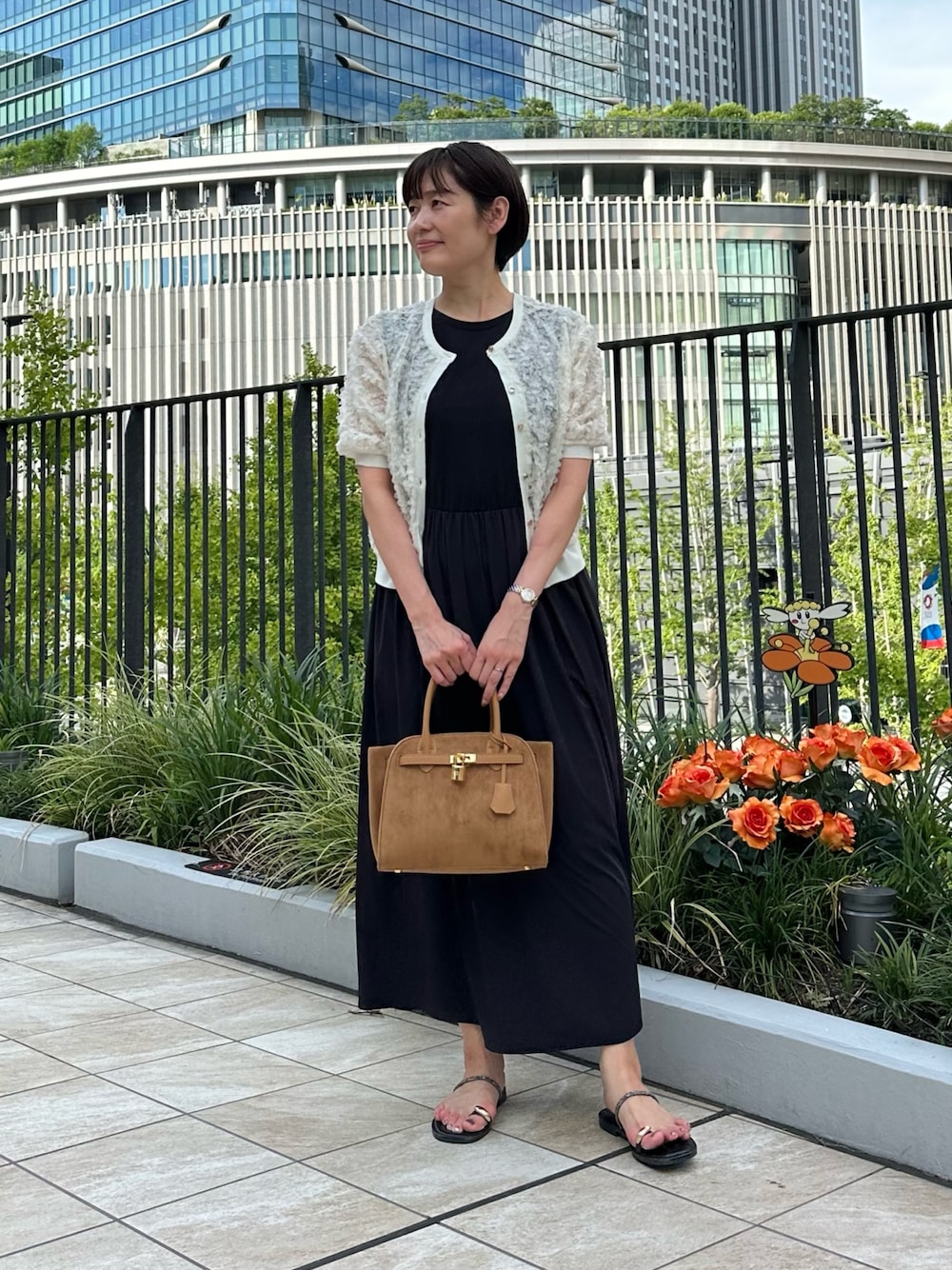 「ワンピース、ワンピーススタイル、ワンピースコーデ、カーディガン、カーディガンコーデ、シアー、大人かわいい、大人女子、オトナ女子、オトナカワイイ、おでかけコーデ、夏服コーデ、お出かけコーデ、大人可愛い」｜「NOLLEY’Sの【SINBONO/シンボノ】 スエードコンビトートバッグ（トートバッグ、イエロー系）」を使った、minaさん（骨格ストレート・レディース・157cm）の夏コーディネートの1枚目の写真