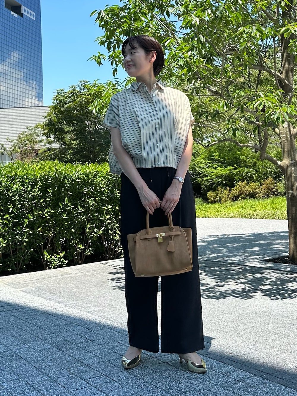 「ストライプ、ストライプシャツ、ストライプ柄、シャツ、シャツスタイル、シャツコーデ、パンツ、パンツスタイル、パンツコーデ、通勤、通勤コーデ、通勤スタイル、オフィス、オフィススタイル、オフィスコーデ」｜「NOLLEY’Sの【SINBONO/シンボノ】 スエードコンビトートバッグ（トートバッグ、イエロー系）」を使った、minaさん（骨格ストレート・レディース・157cm）の夏コーディネートの1枚目の写真