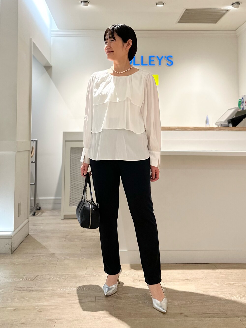 「ブラウス、ブラウス×パンツ、パンツ、パンツスタイル、パンツコーデ、細見えパンツ、細見え、通勤、通勤コーデ、通勤スタイル、セレモニー、セレモニーコーデ、セレモニースタイル」｜「NOLLEY’Sの割繊2WAYティアードフリルブラウス（シャツ/ブラウス、ホワイト系）」を使った、minaさん（骨格ストレート・レディース・157cm）の冬コーディネートの1枚目の写真