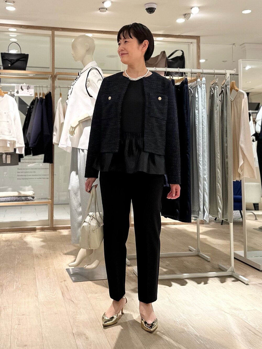 「ジャケット、ジャケットスタイル、ジャケットコーデ、パンツ、パンツスタイル、パンツコーデ、セレモニー、セレモニーコーデ、セレモニースタイル、通勤、通勤コーデ、通勤スタイル、入学式・卒業式、入学式コーデ、卒業式コーデ」｜「grace grace の【grace grace/グラスグラス】シェルパールオーバーショートネックレス（ネックレス、ホワイト系）」を使った、minaさん（骨格ストレート・レディース・157cm）の春コーディネートの1枚目の写真