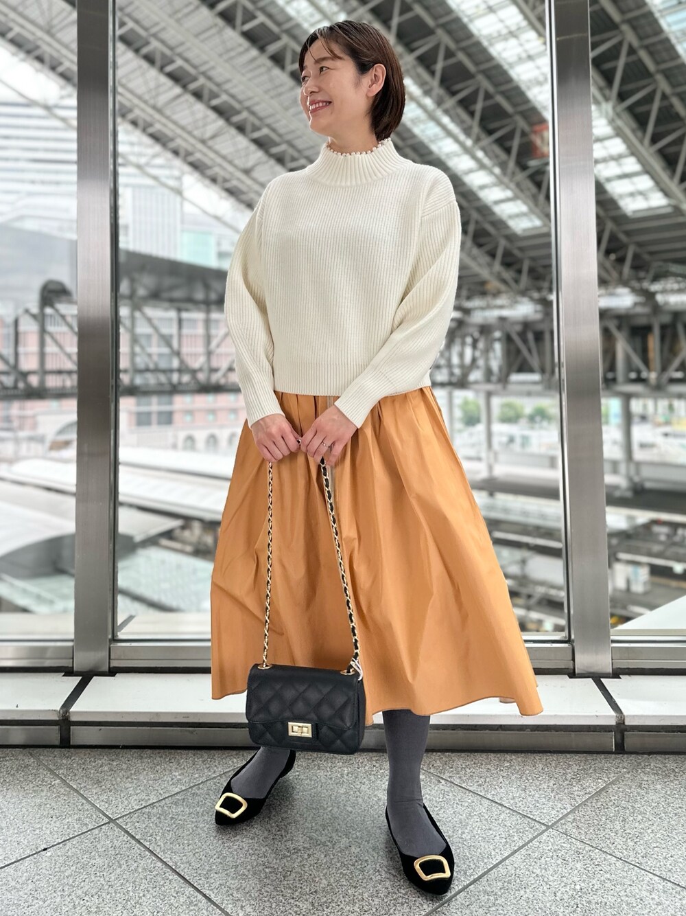 「シャギーコート、コート、白ニット、スカート、スカートコーデ、ニット、お出かけコーデ、冬コーデ、大人可愛い、カラー×コーデ」｜「NOLLEY’S Sophiの衿端パール片畦ハイネックプルオーバーニット（ニット/セーター、ホワイト系）」を使った、minaさん（レディース・157cm）の秋コーディネートの1枚目の写真