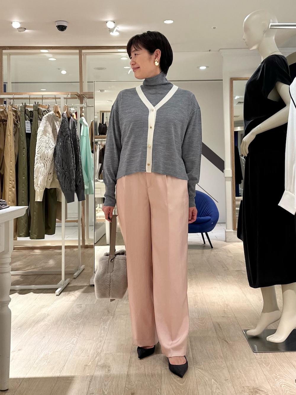 ベージュ系のショルダーバッグ、ピンク系のその他パンツ、グレー系のカーディガン/ボレロを着用したレディースの秋コーディネートの1枚目の写真