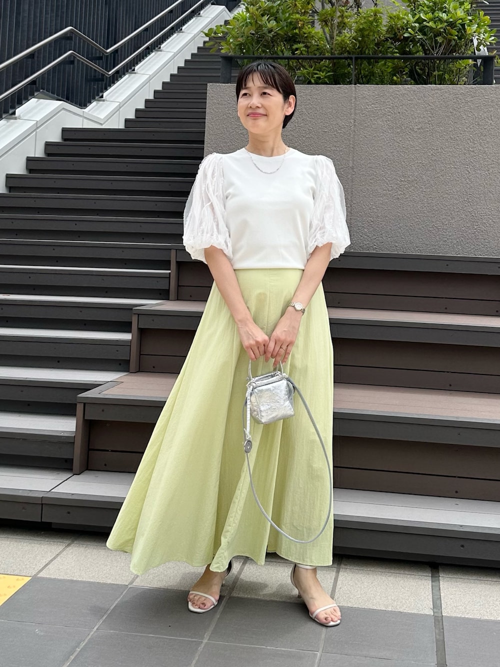「スカート、スカートスタイル、スカートコーデ、ロングスカート、ロングスカートコーデ、袖ボリューム、袖コンシャス、オトナカワイイ、オトナ女子、大人女子、大人かわいい、大人可愛い、大人ファッション」｜「NOLLEY’S Sophiの高機能 タスランフレアロングスカート（スカート、グリーン系）」を使った、minaさん（骨格ストレート・レディース・157cm）の夏コーディネートの1枚目の写真