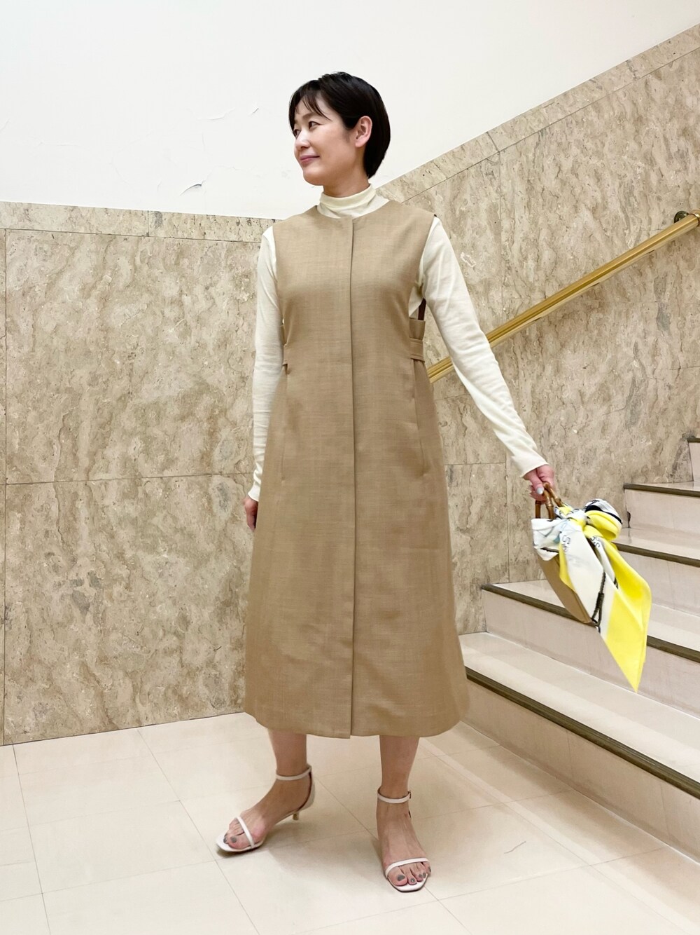 「ワンピース、ジレ、シアーハイネック、サンダル、休日スタイル、春コーデ、オフィスカジュアル、レイヤードスタイル、シアートップス、春服、お出かけコーデ、大人カジュアル、大人女子、骨格ウェーブ、ワンピースコーデ」｜「NOLLEY’Sの◇【WEB限定カラーあり】ストラップサンダル（サンダル、ホワイト系）」を使った、minaさん（レディース・157cm）の春コーディネートの1枚目の写真