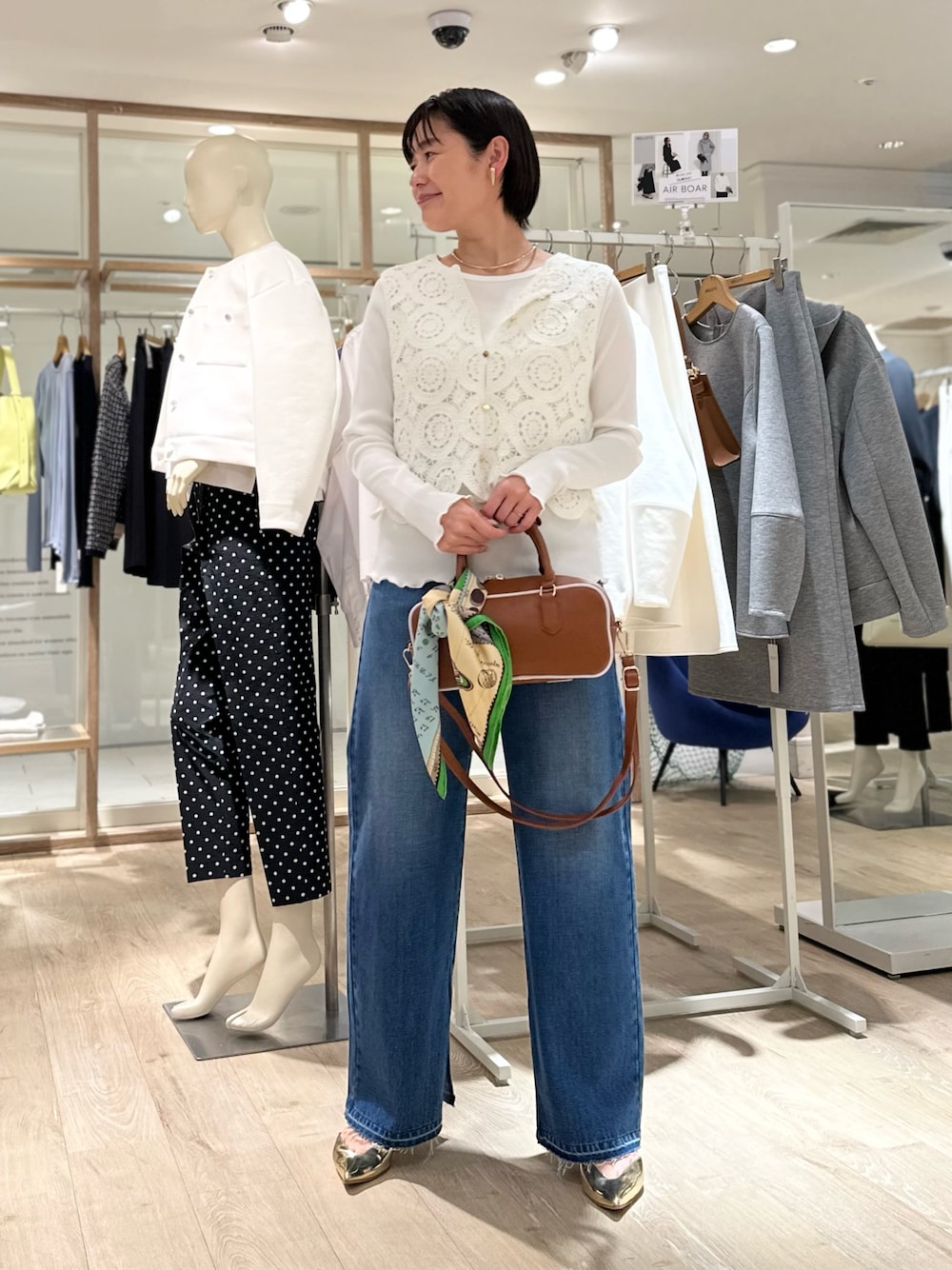 「レース、レーストップス、ベスト、ベストコーデ、ベスト×Tシャツ、レイヤードスタイル、デニム、デニムパンツ、デニムコーデ、スリットパンツ、スリットデニム、マニプリ、マニプリスカーフ、大人カジュアル、大人カジュアルコーデ」｜「NOLLEY’Sの【grace grace/グラスグラス】ハートイヤリング（イヤリング、ゴールド系）」を使った、minaさん（骨格ストレート・レディース・157cm）の冬コーディネートの1枚目の写真