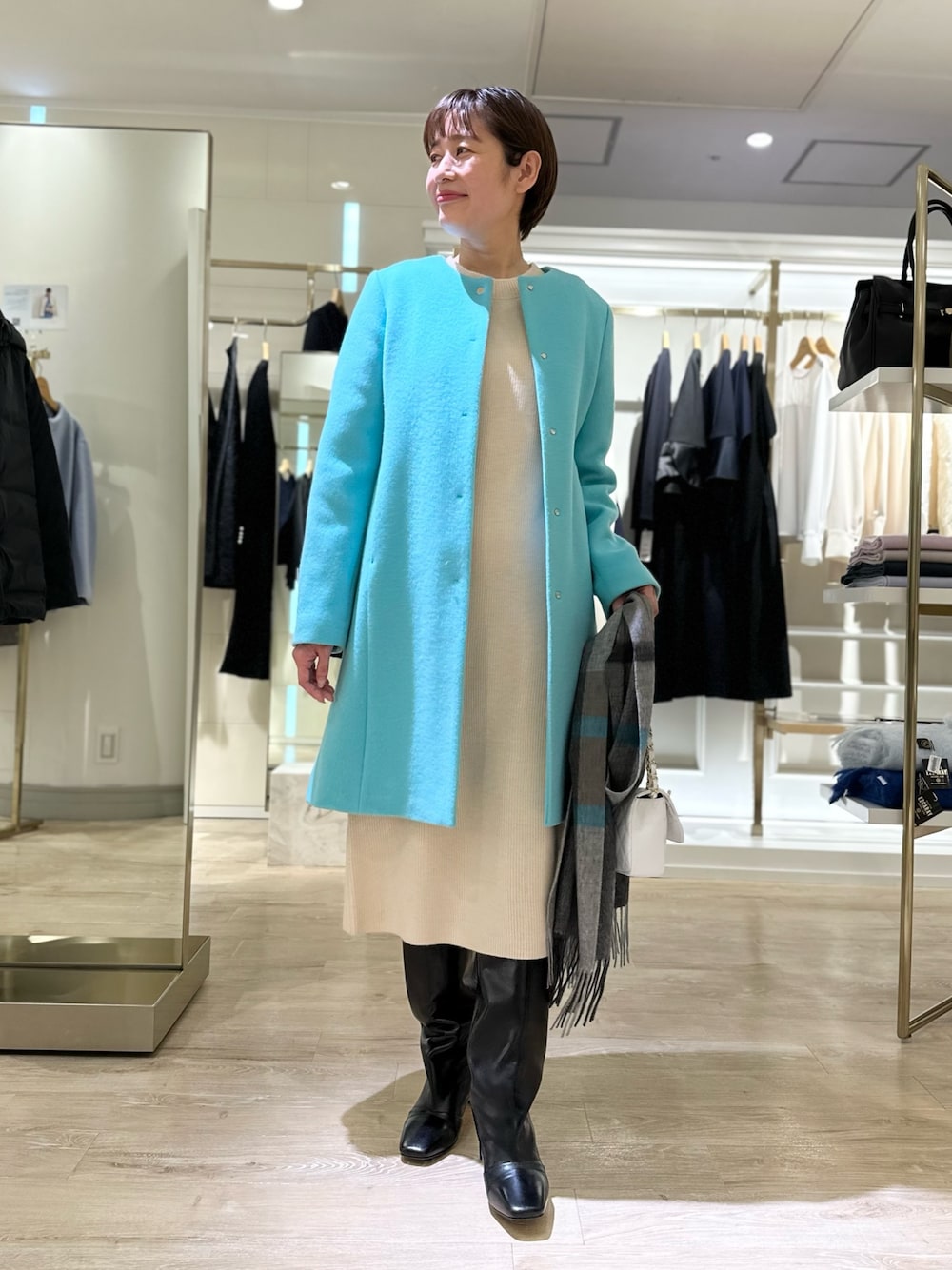 「コート、カラーコート、ニットワンピース、ワンピース、忘年会コーデ、帰省コーデ、ノーカラーコート、コートスタイル、コートコーデ、ニットワンピ、大人女子、大人かわいい、おでかけコーデ、休日スタイル、クリスマスに着たい服」｜「CORSO ROMA，9の【CORSO ROMA 9/コルソローマノーヴェ】 ストレートロングブーツ（ブーツ、ブラック系）」を使った、minaさん（レディース・157cm）の秋コーディネートの1枚目の写真