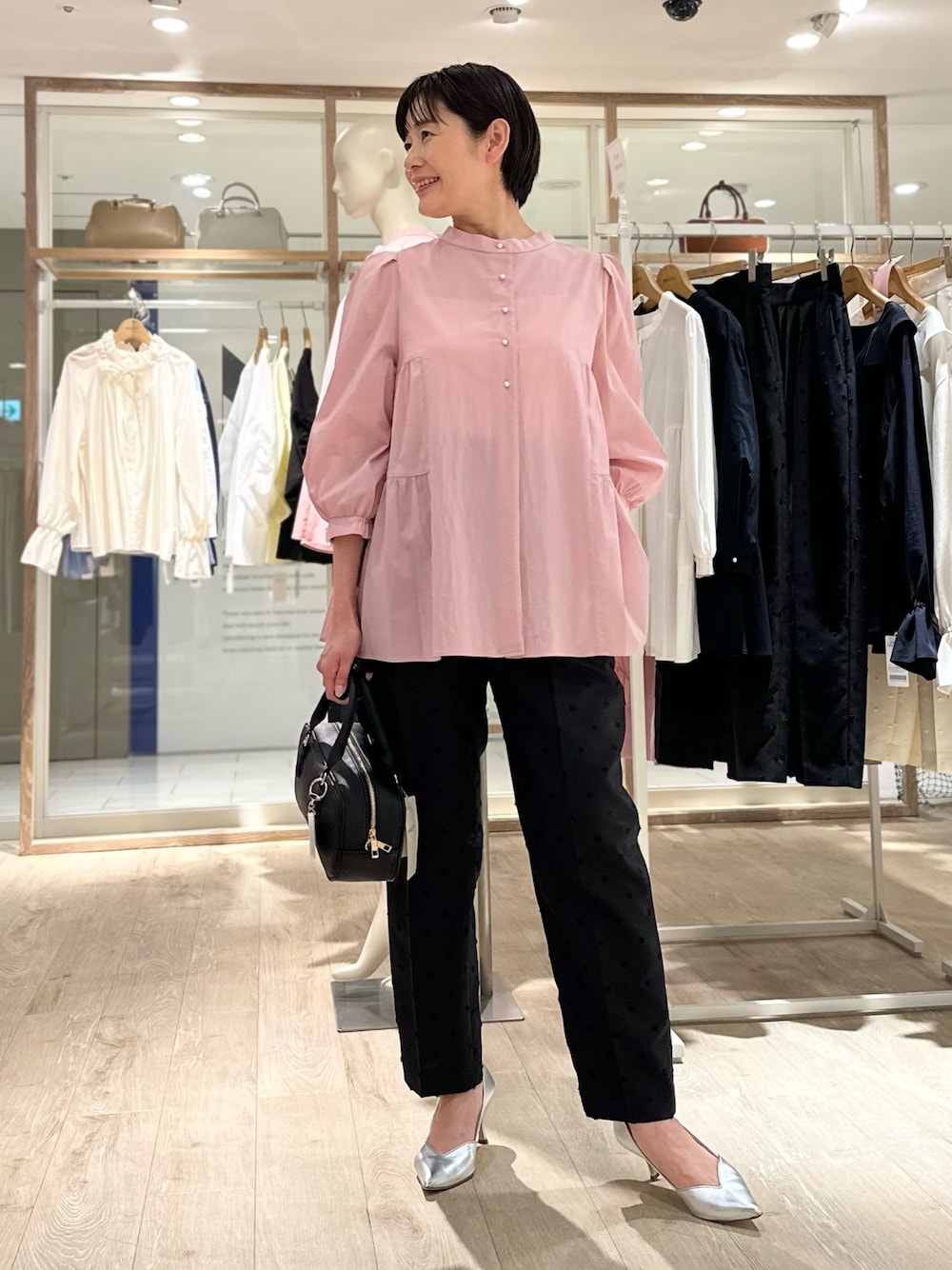 「ブラウス、ブラウスコーデ、ブラウス×パンツ、パンツ、パンツスタイル、パンツコーデ、ピンクコーデ、ピンク×ブラック、春コーデ、春めき満開コーデ、大人かわいい、オトナ女子、ピンク、カラーコーデ、前後2way」｜「NOLLEY’Sのちりめんタイプライター2WAYギャザーブラウス（シャツ/ブラウス、ピンク系）」を使った、minaさん（骨格ストレート・レディース・157cm）の春コーディネートの1枚目の写真