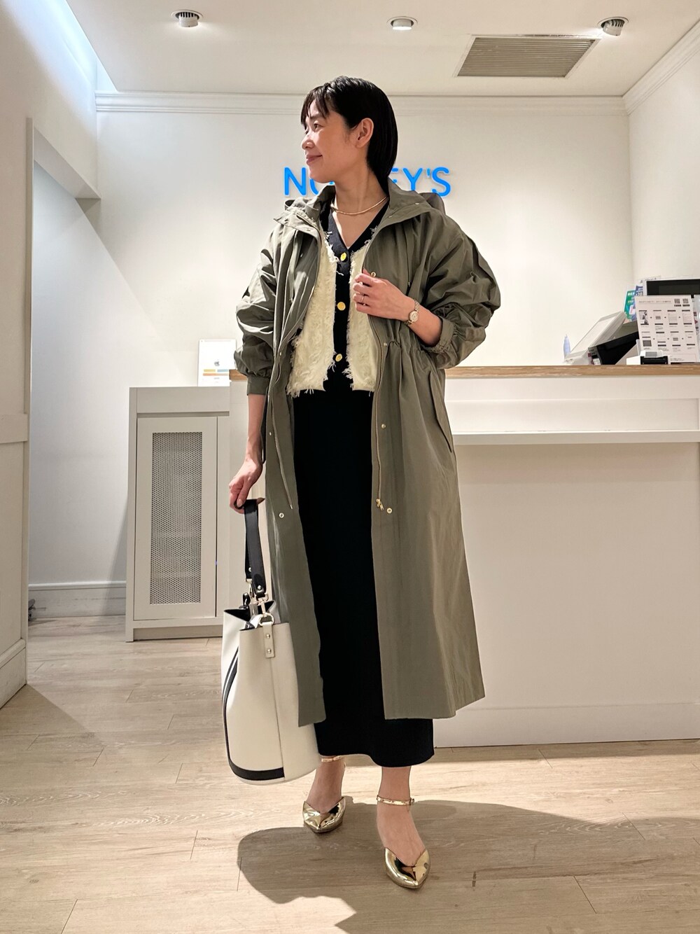 「フーテッドコート、春コート、カーディガン、カーディガンコーデ、スカート、スカートスタイル、スカートコーデ、大人カジュアルコーデ、お出かけコーデ、大人可愛い、春コーデ」｜「NOLLEY’Sのウォッシャブルエアボールタイトスカート（スカート、ブラック系）」を使った、minaさん（骨格ストレート・レディース・157cm）の冬コーディネートの1枚目の写真