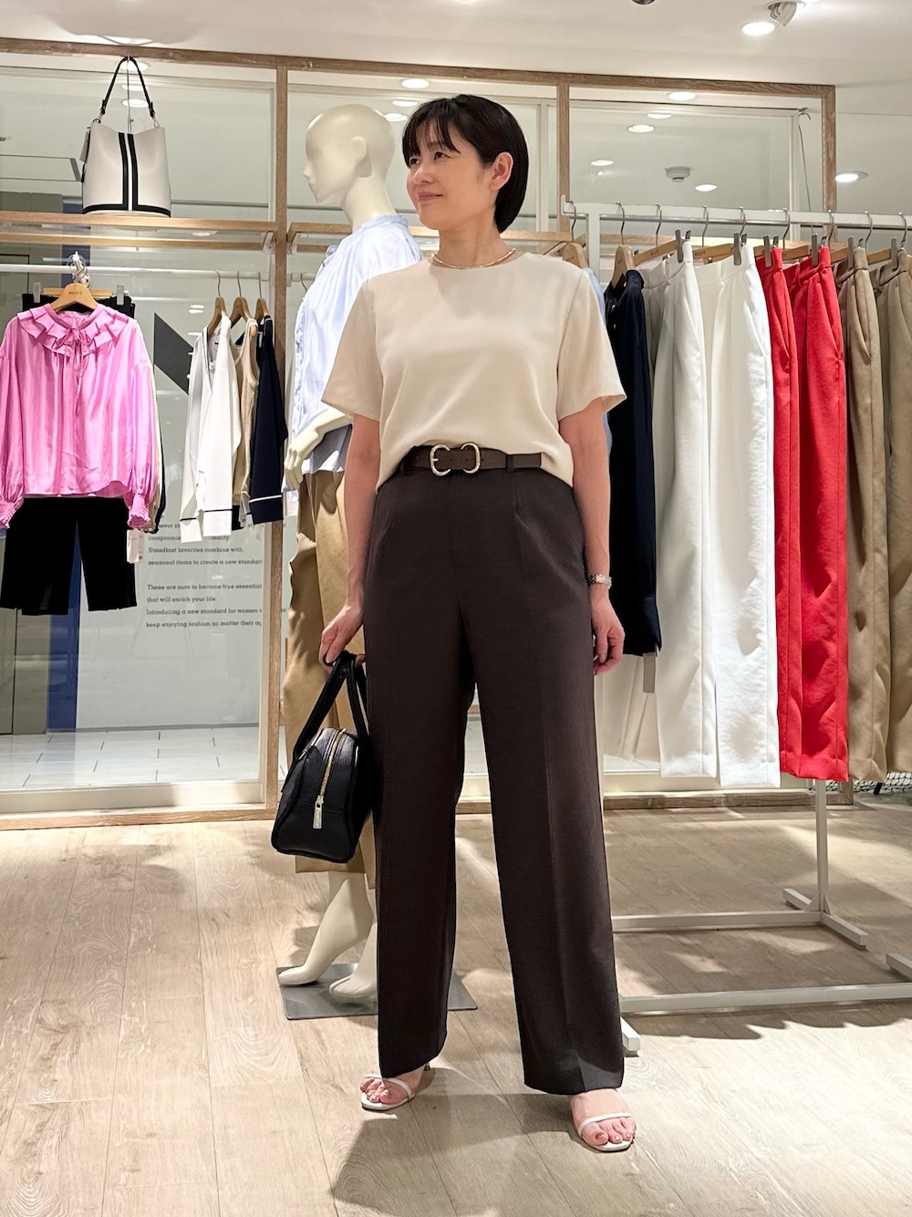 「シンプル、シンプルコーデ、シンプルスタイル、シンプルおしゃれが好き、パンツ、パンツスタイル、パンツコーデ、お出かけコーデ、大人コーデ、お仕事コーデ、ベルト、ブラウンコーデ、ブラウンパンツ、ブラウン、ブラウン×ベージュ」｜「NOLLEY’Sの【grace grace/グラスグラス】【WEB STAFF恵☆別注アイテム】プレーンチョーカー（チョーカー、ゴールド系）」を使った、minaさん（骨格ストレート・レディース・157cm）の春コーディネートの1枚目の写真