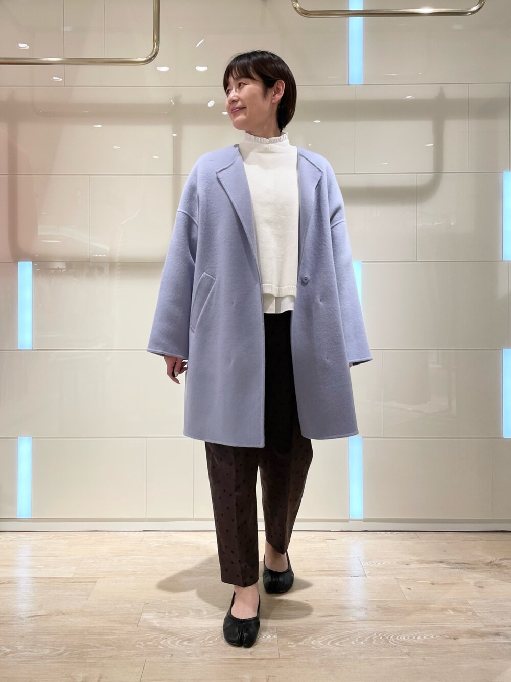 「コート、カラーコート、パンツコーデ、ニット、フリルシャツ、レイヤードスタイル、冬コーデ、秋冬コーデ、ドット、ブルー」｜「NOLLEY’Sの◇【WEB限定サイズあり】ドットジャガードテーパードパンツ（その他パンツ、ブラウン系）」を使った、minaさん（レディース・157cm）の冬コーディネートの1枚目の写真
