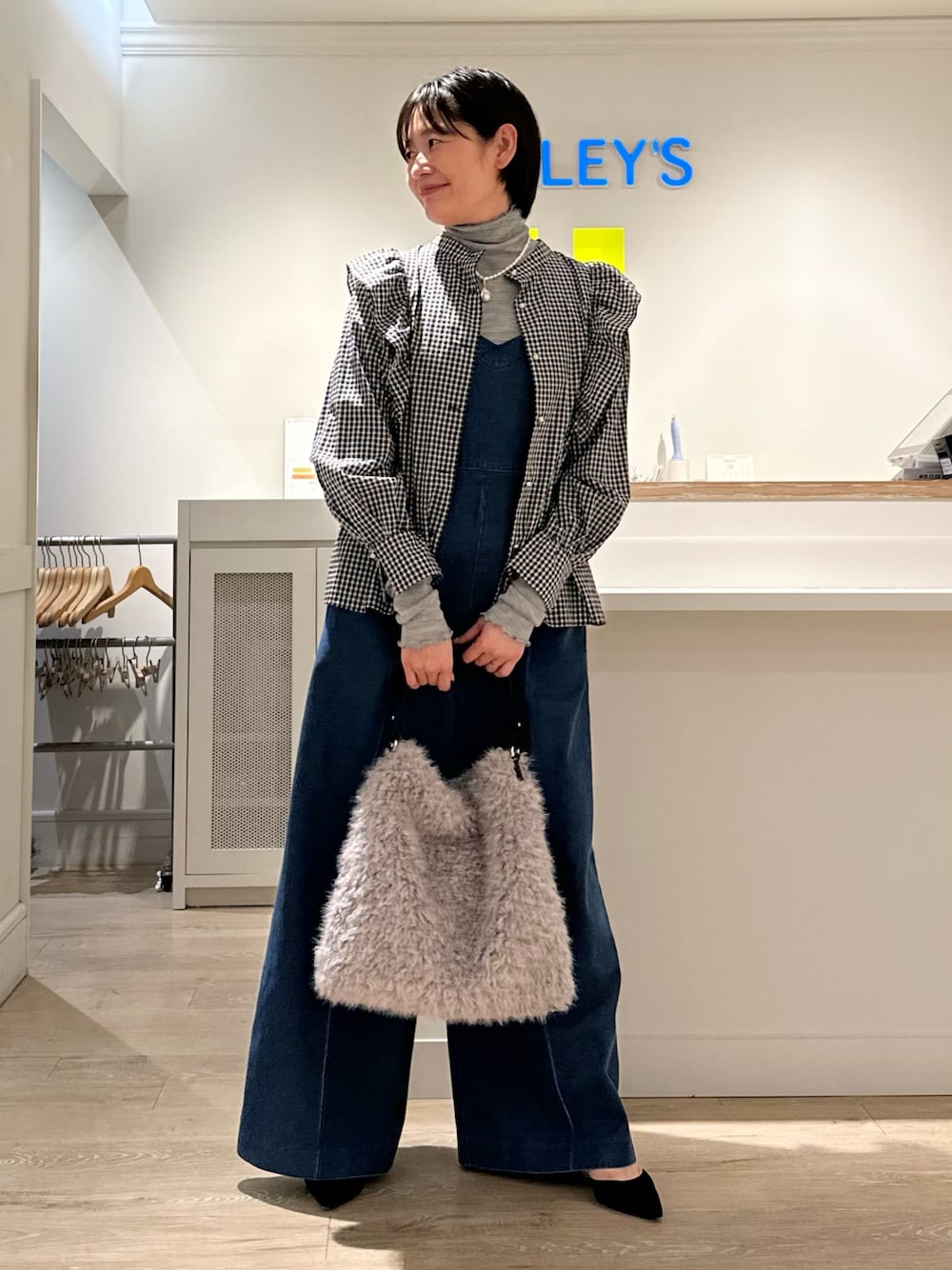 「リバティ、LIBERTY、ブラウス、ブラウス×デニム、オールインワン、デニム、タートルネック、秋コーデ、お出かけコーデ、オトナカワイイ、大人かわいい、オトナカジュアル」｜「NOLLEY’Sのフェイクファーワンショルダーバッグ（ショルダーバッグ、グレー系）」を使った、minaさん（レディース・157cm）の秋コーディネートの1枚目の写真